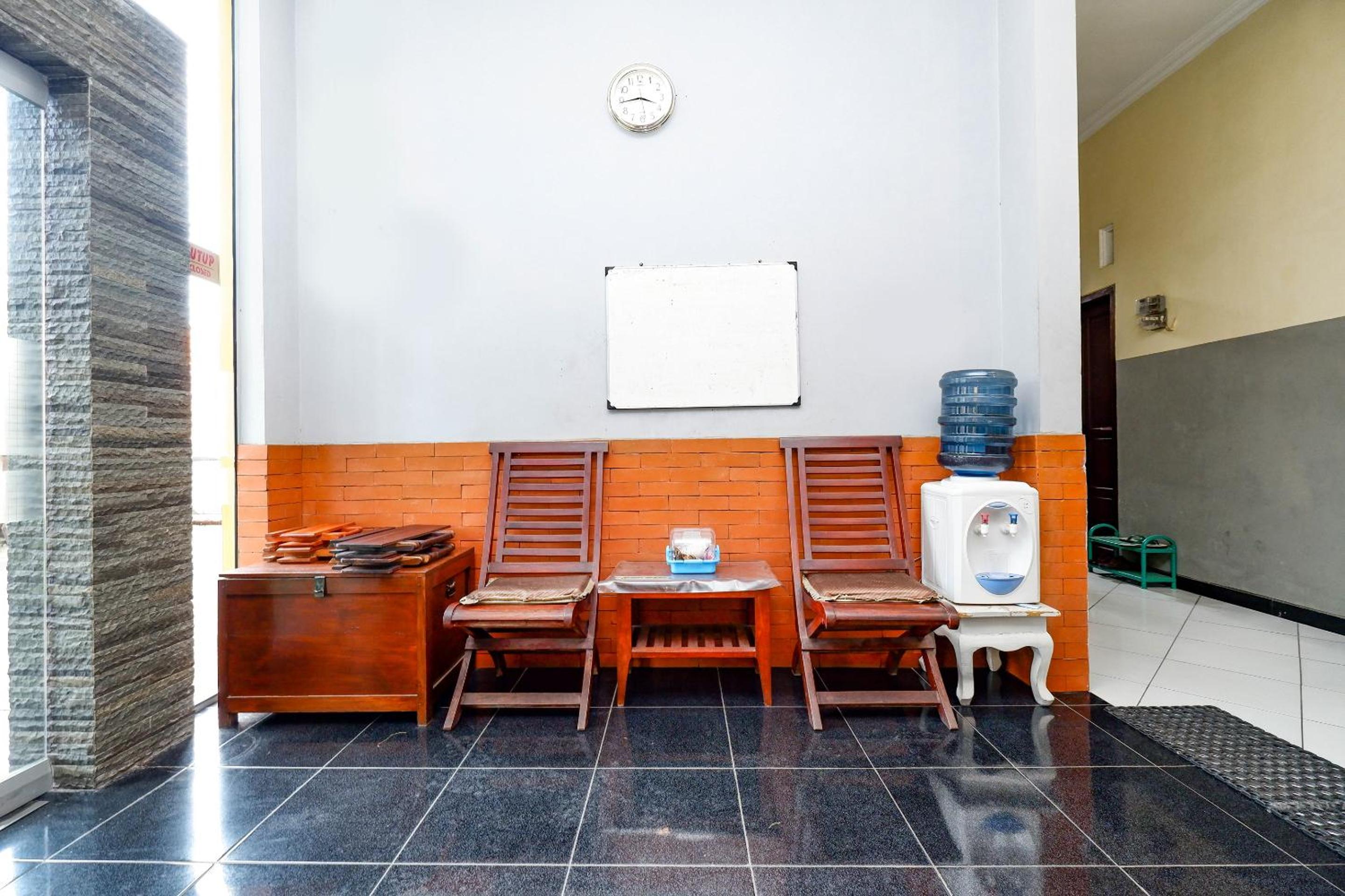 Solo Vacations - SUPER OYO 2209 Solo Point Guest House Syariah - Property Image 5