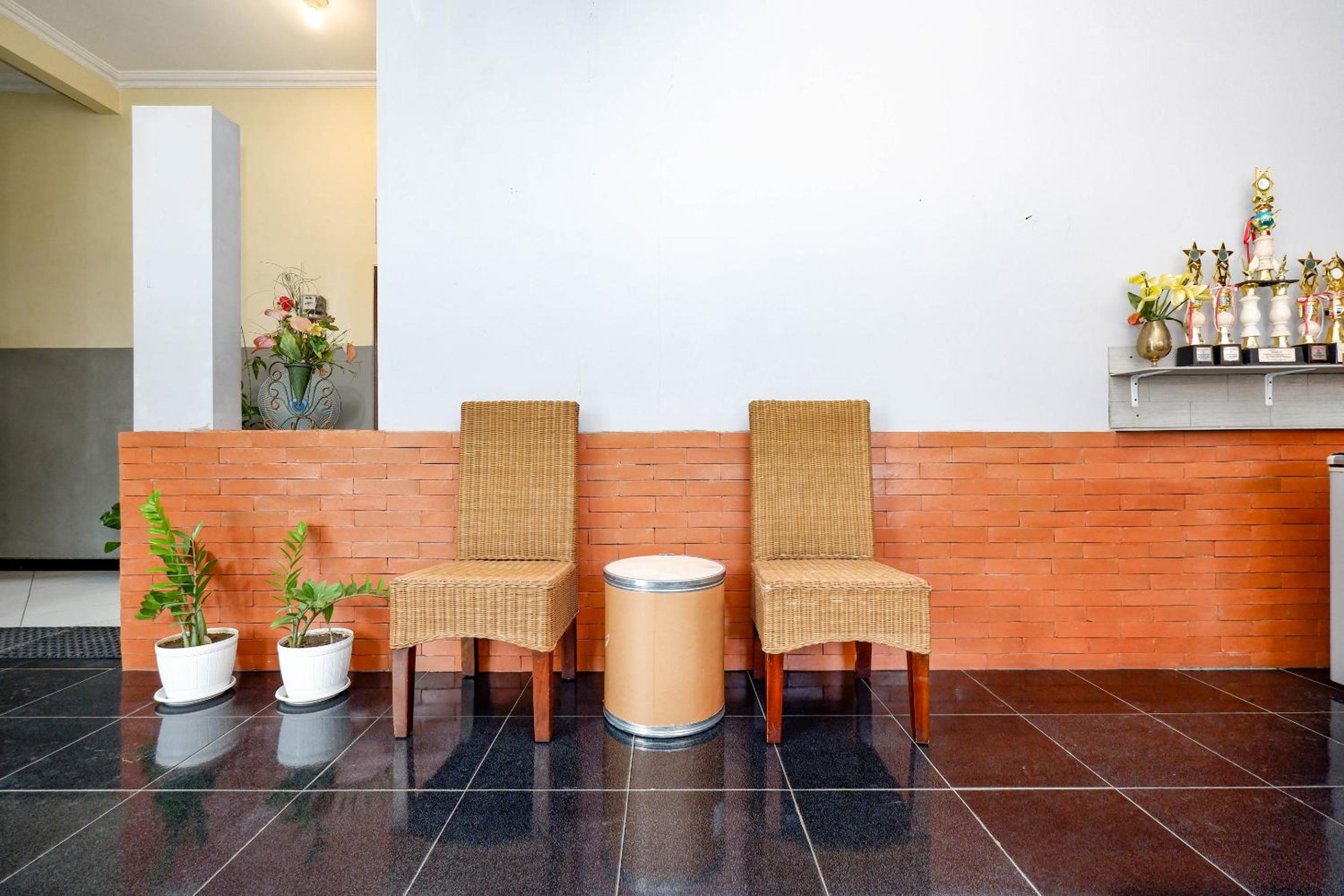 Solo Vacations - SUPER OYO 2209 Solo Point Guest House Syariah - Property Image 4