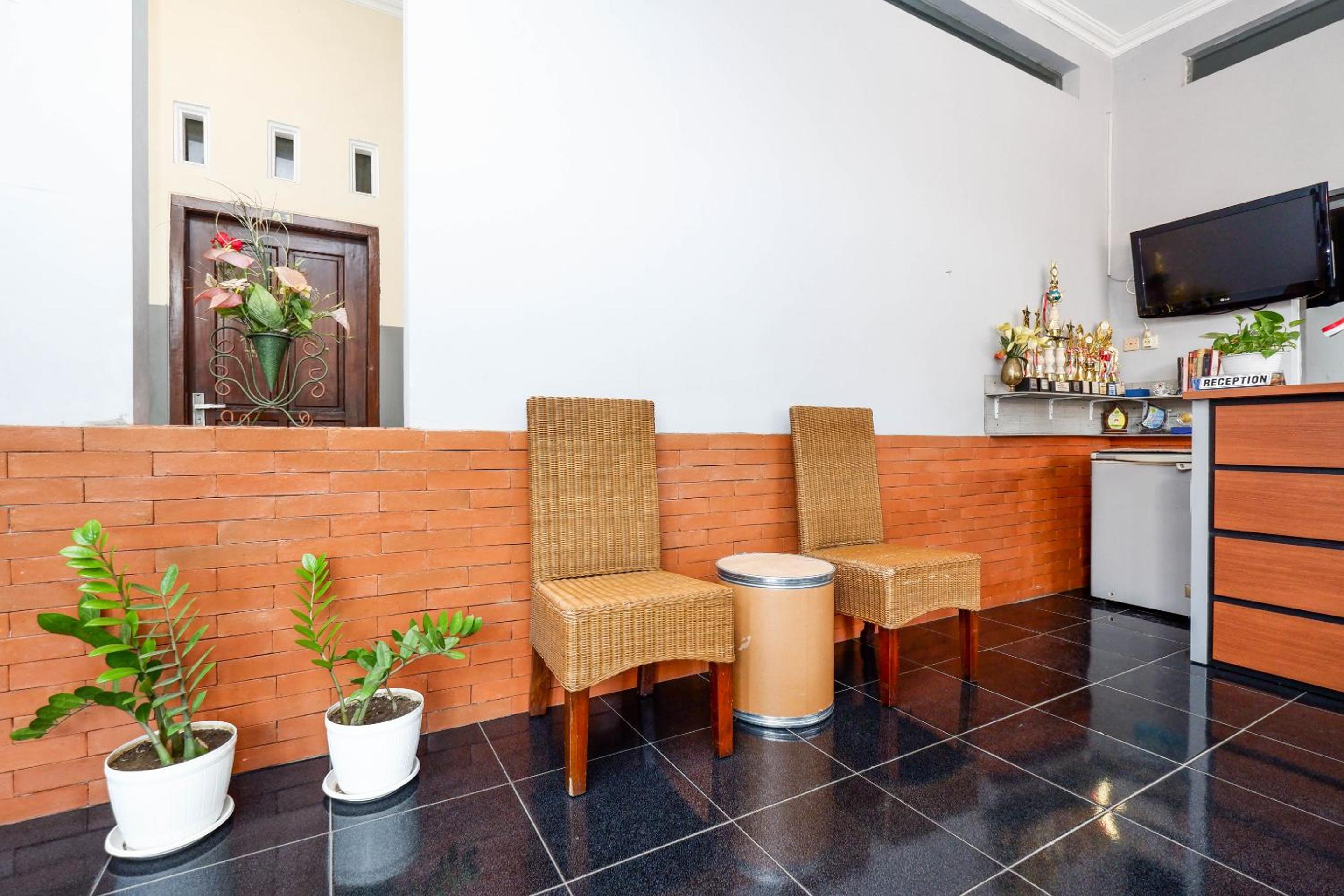 Solo Vacations - SUPER OYO 2209 Solo Point Guest House Syariah - Property Image 5