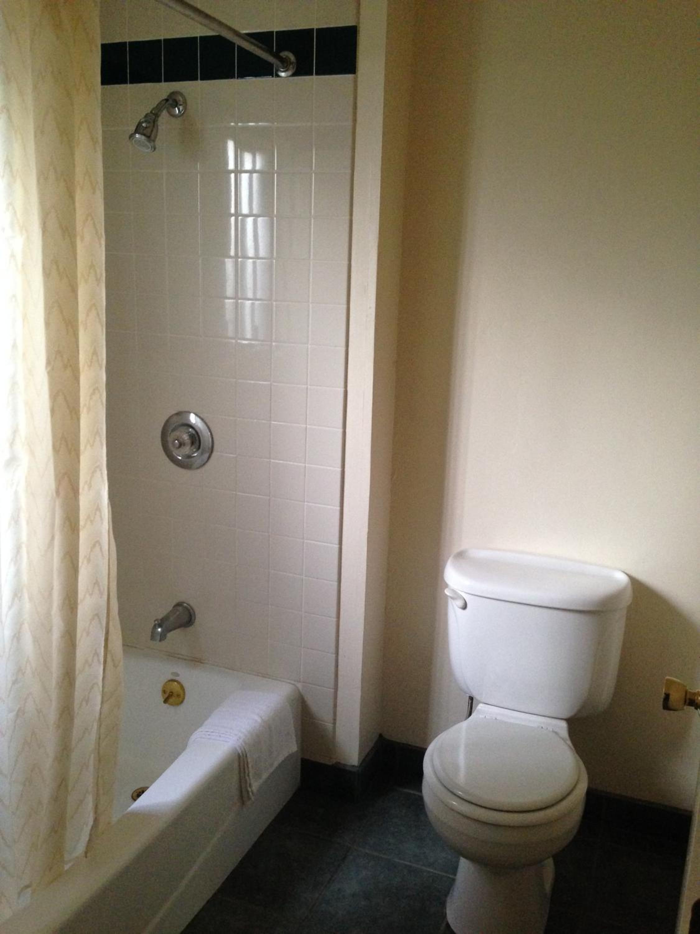 Vallejo Vacations - Discovery Inn - Property Image 1
