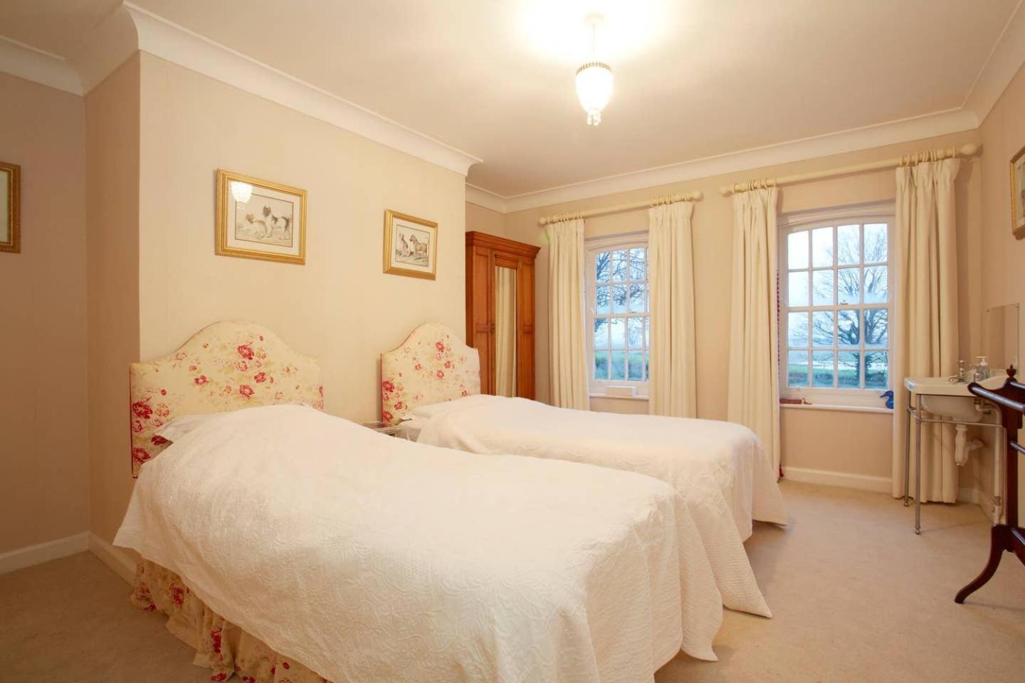 The Wing at Brook Hall nr York & Leeds - FREE hot tub view 3
