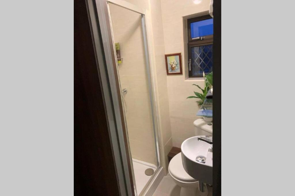 Upstairs Studio - Private kitchenette and Small en-suite