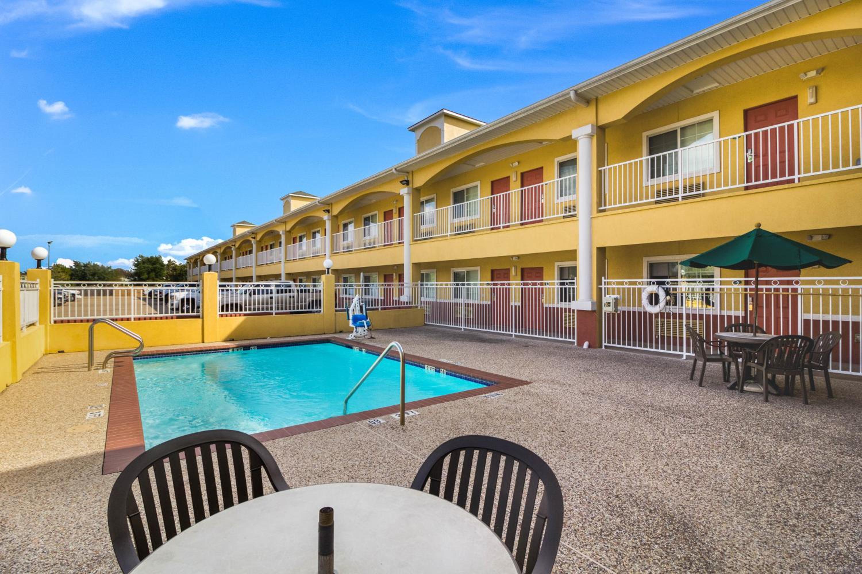 Scottish Inn and Suites Baytown Tx view 2