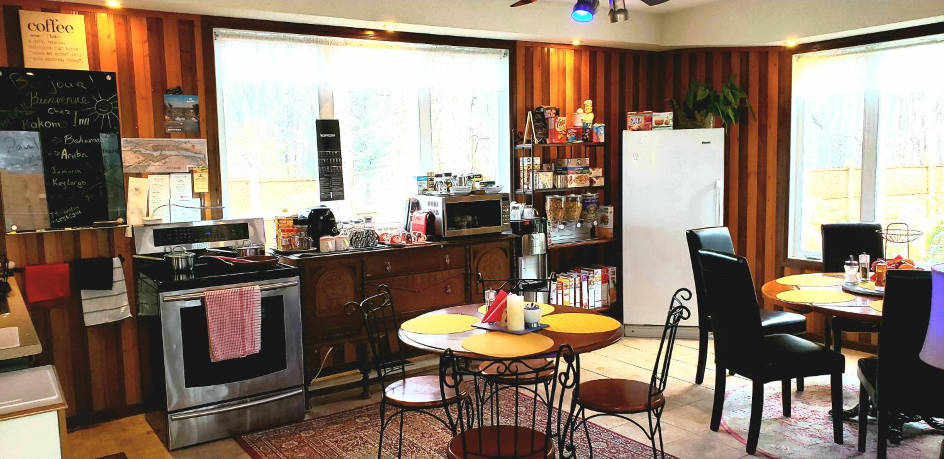 Kokomo INN Bed and Breakfast Ottawa-Gatineau's Only Tropical Riverfront B&B on the National Capital Cycling Pathway Route Verte #1 - for Adults Only - Cham