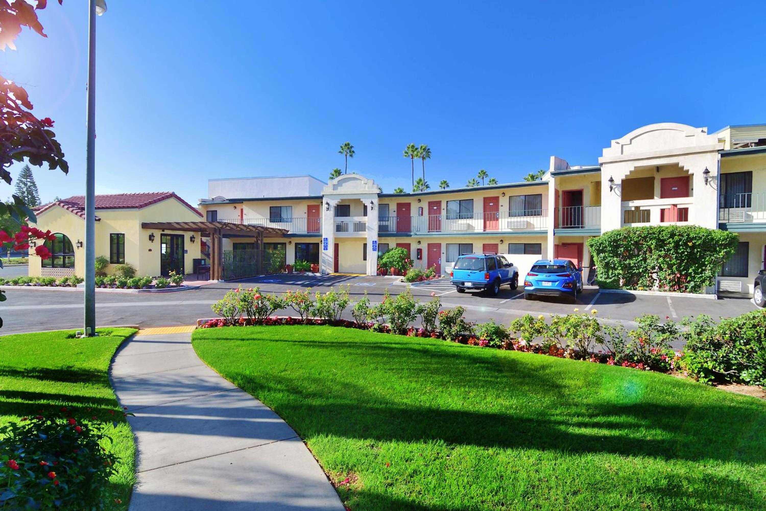 Hotel Lamplighter Inn & Suites at SDSU