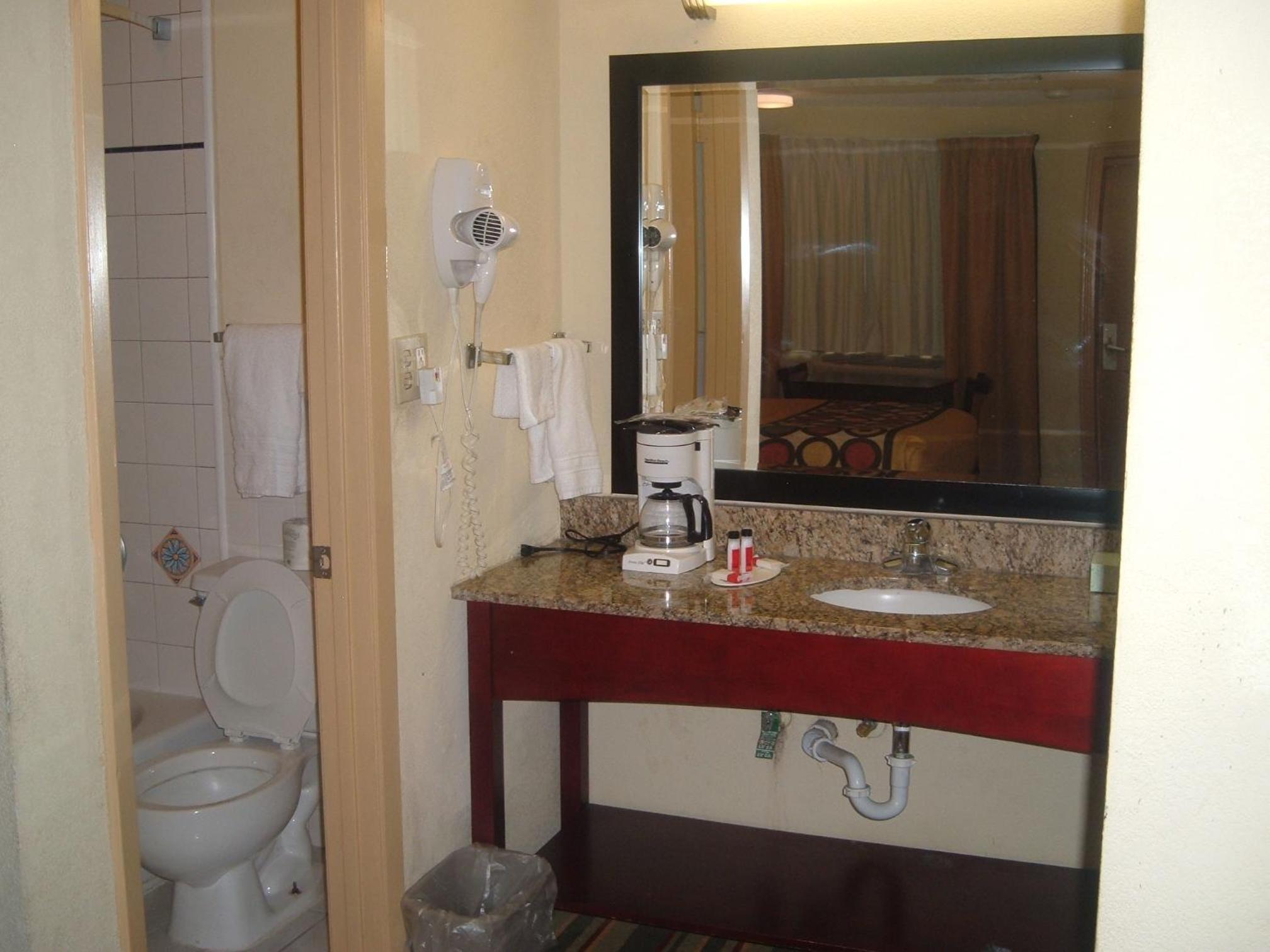 Laurel Vacations - Super 8 by Wyndham Laurel - Property Image 34