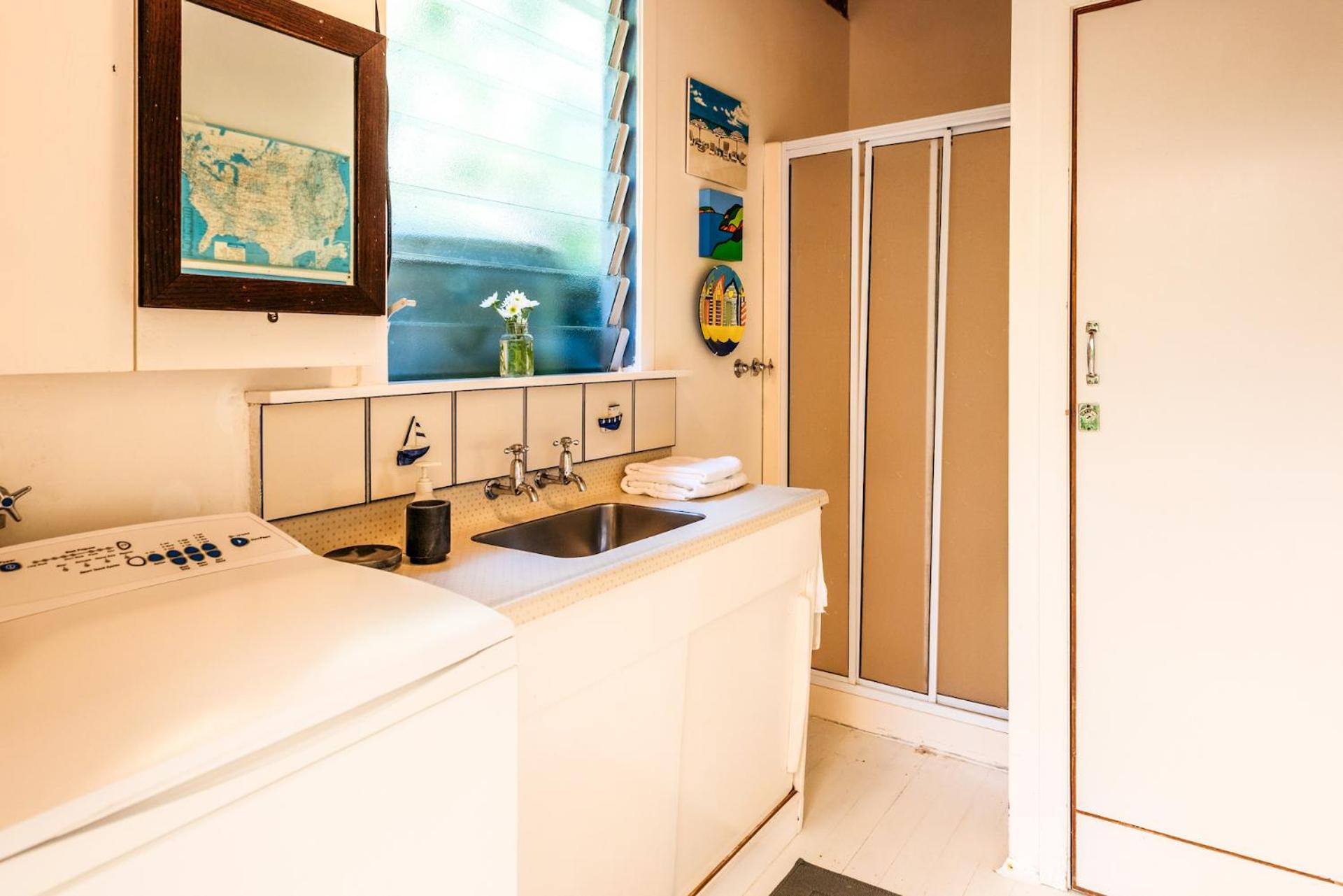Sunshine Cottage by the Sea - Stay Waiheke view 3