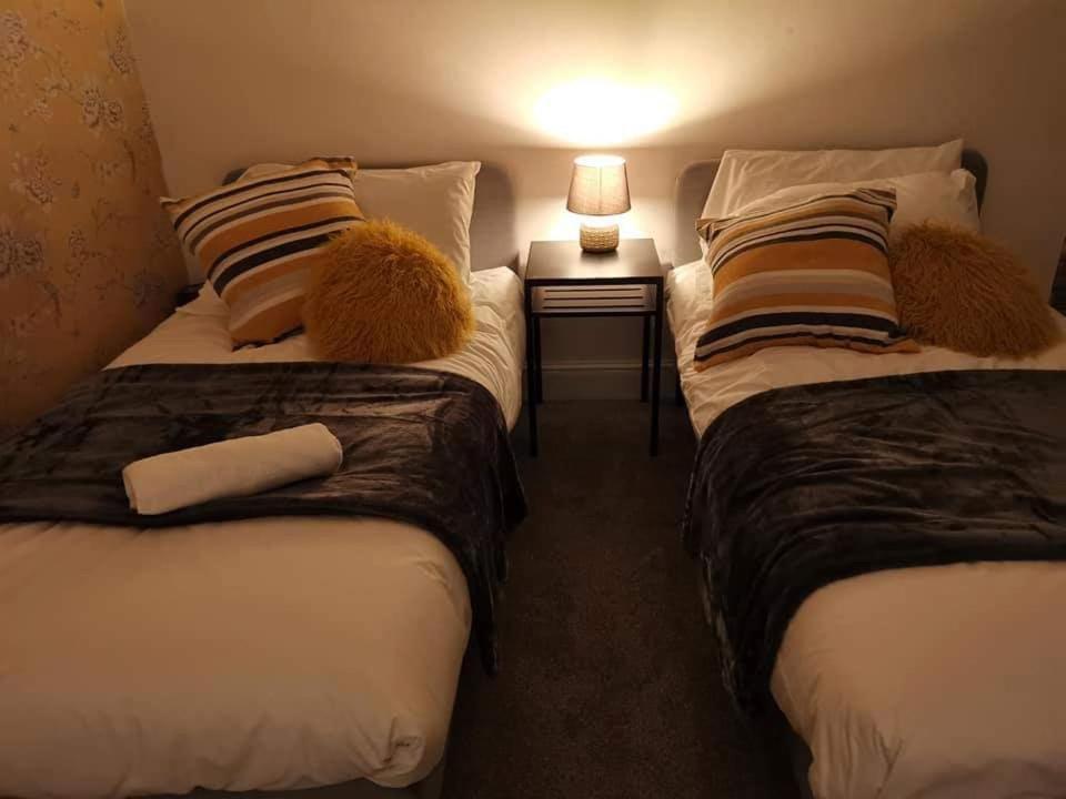 Corner House, Sleeps 8 in 4 Bedrooms, near train station, Great Value! view 5