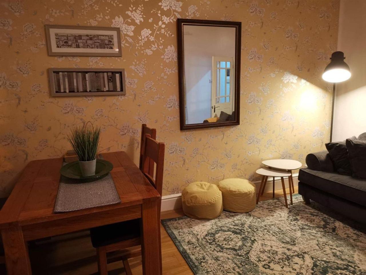 Corner House, Sleeps 8 in 4 Bedrooms, near train station, Great Value! view 4