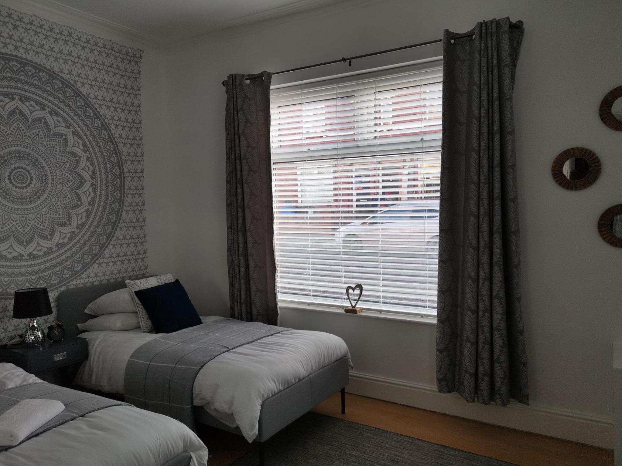 Corner House, Sleeps 8 in 4 Bedrooms, near train station, Great Value! view 3