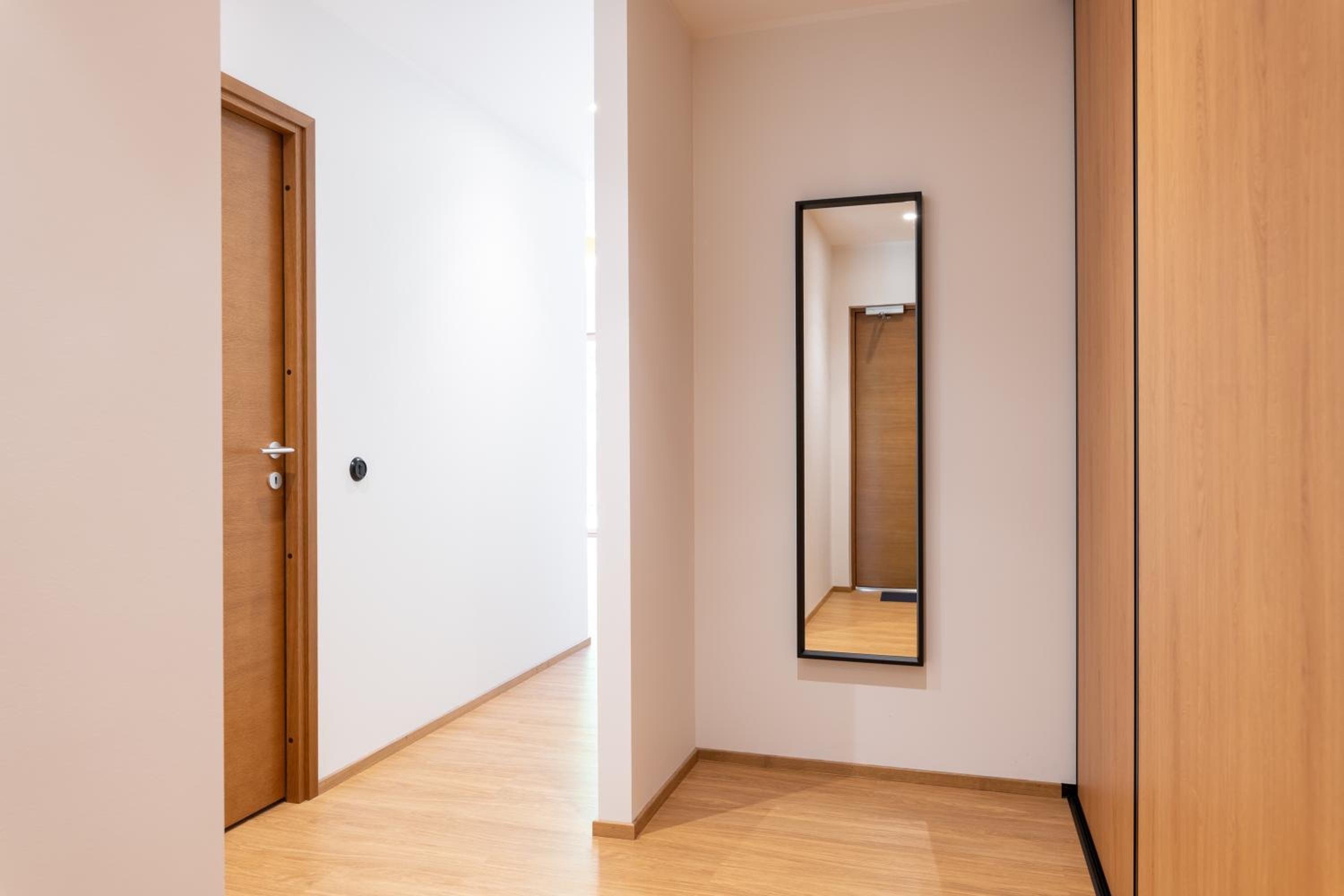 Self-check-in spacious 1 bedroom apartment with terrace and free parking