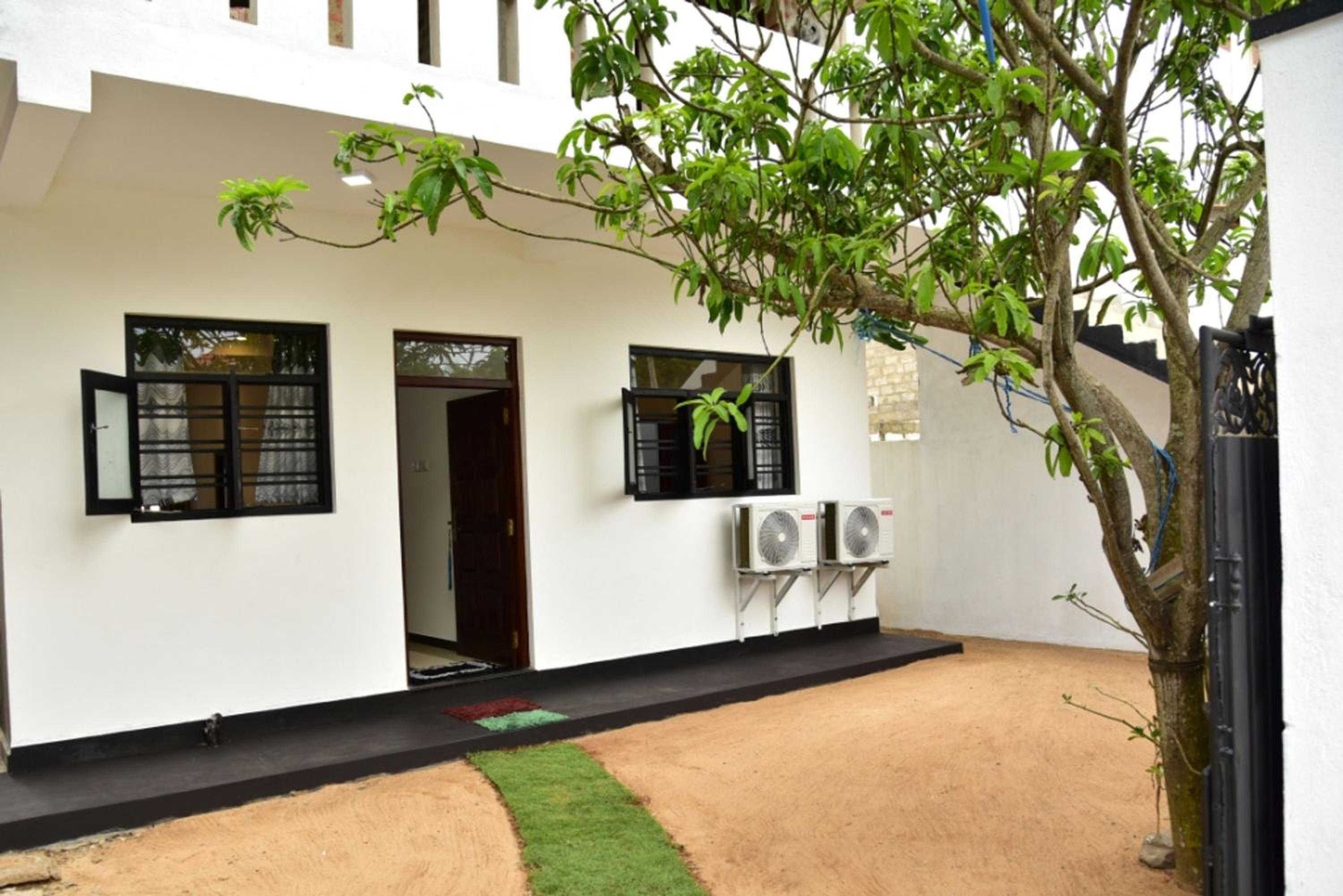 Hotel Hikkaduwa Beach House - Image 1