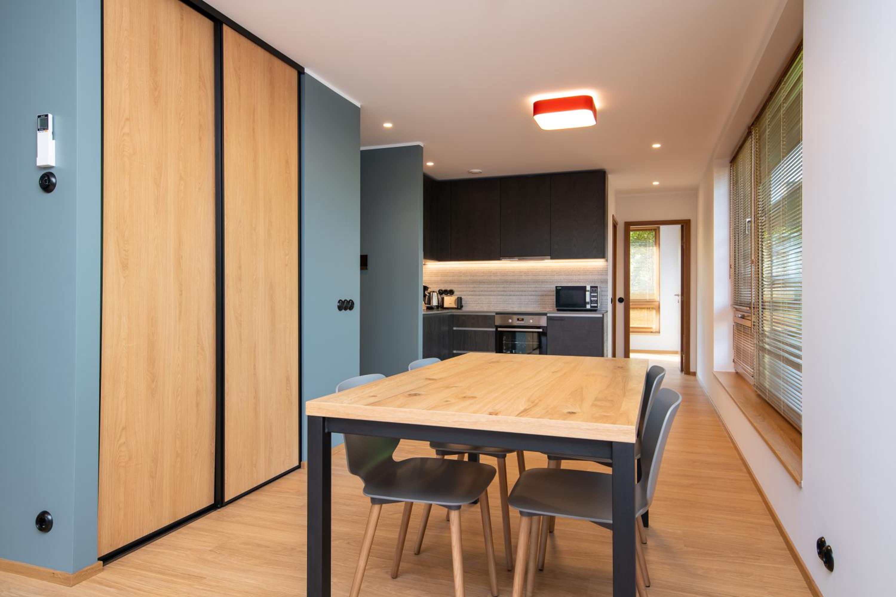 Self-check-in spacious 1 bedroom apartment with free parking view 2