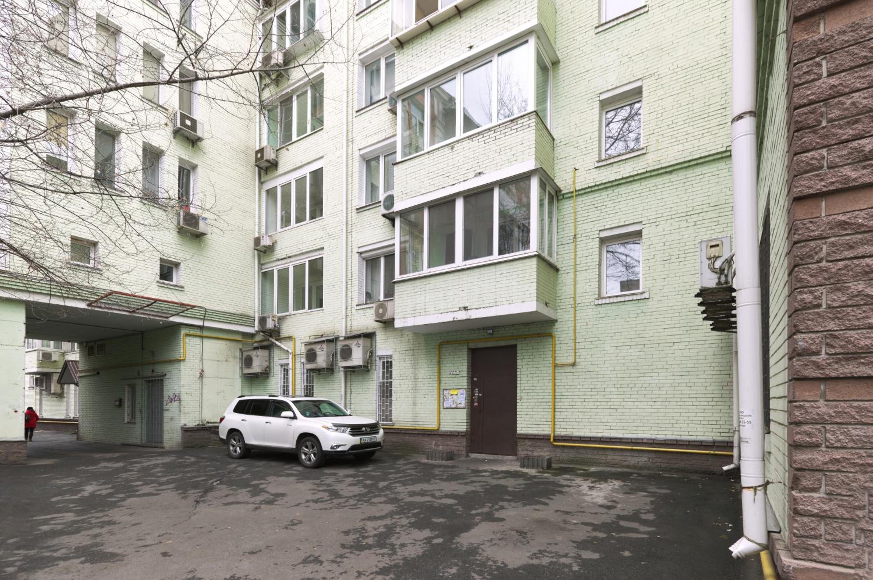 1BR apartment in the old city center (Kyïv) view 5