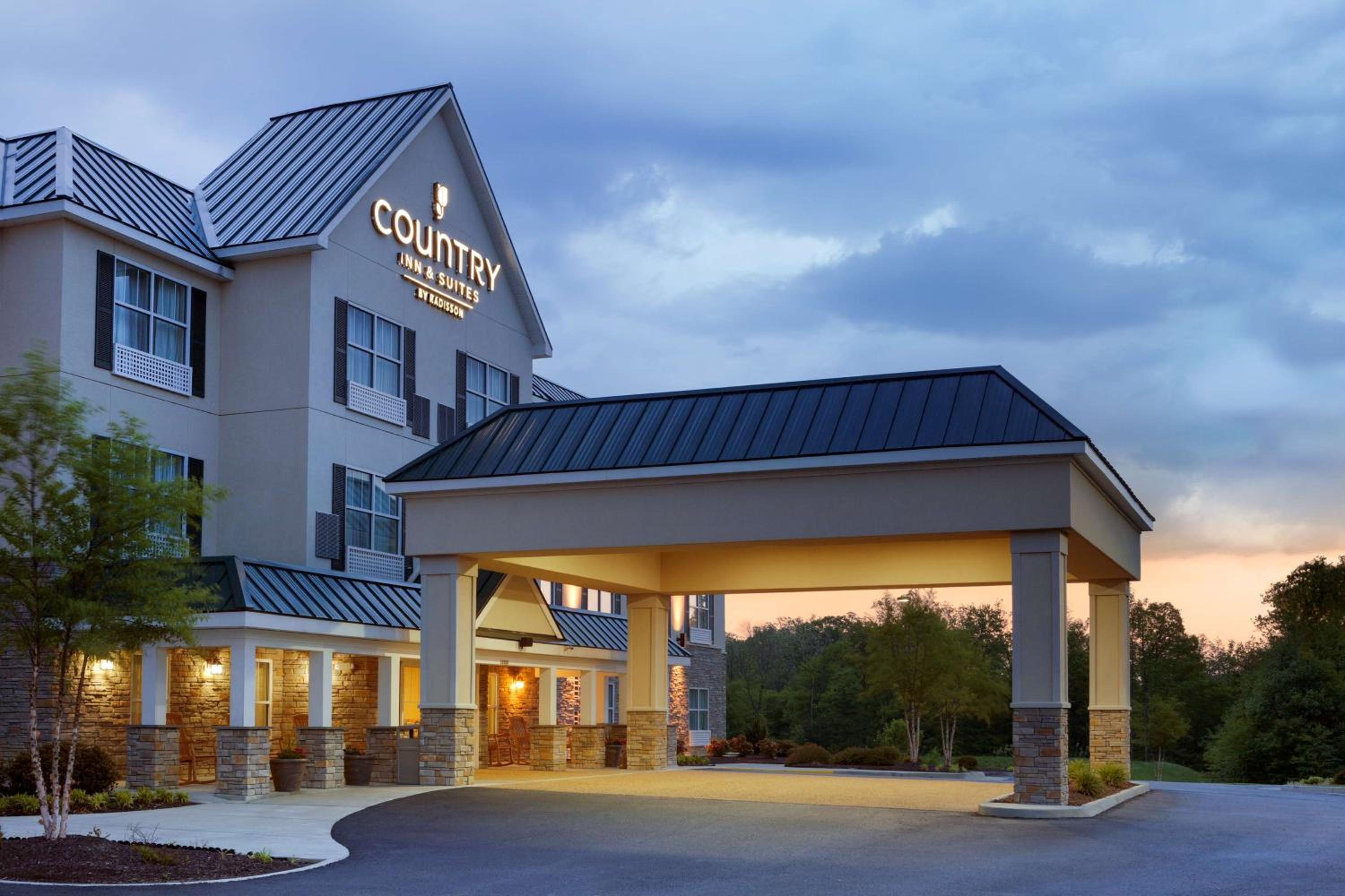 Hotel Country Inn & Suites by Radisson, Ashland - Hanover, VA - Image 1