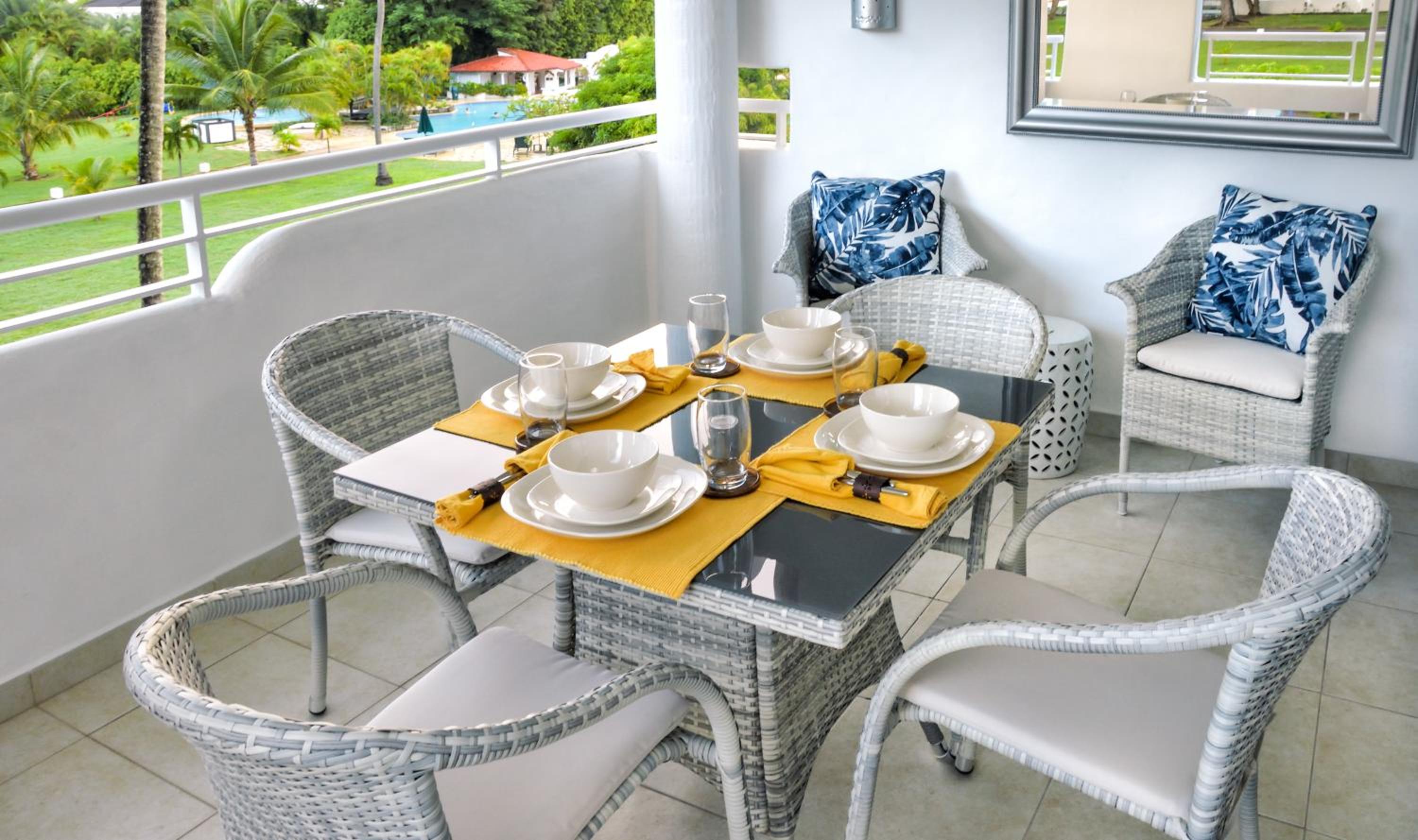 Royal Glitter Bay Villas