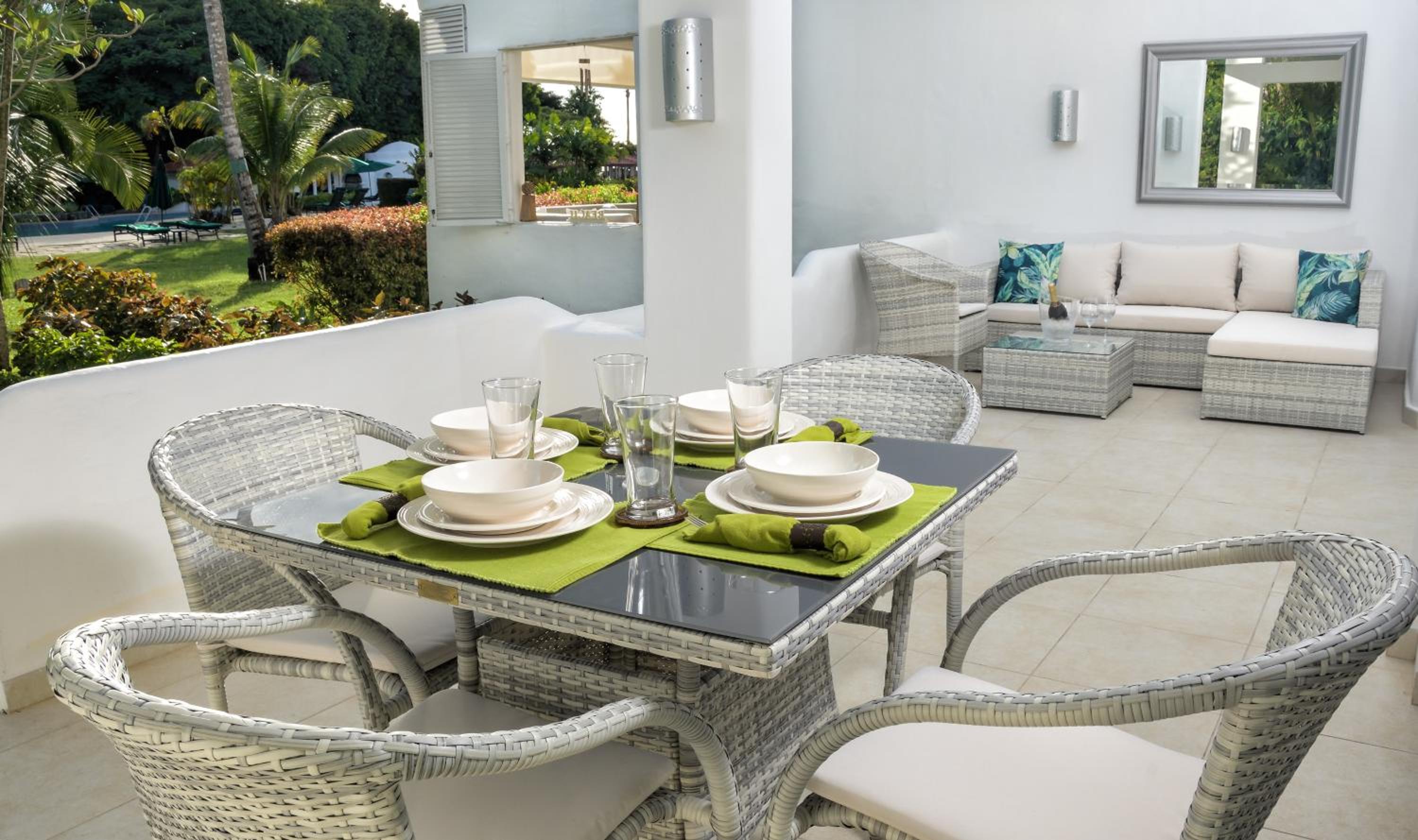 Royal Glitter Bay Villas