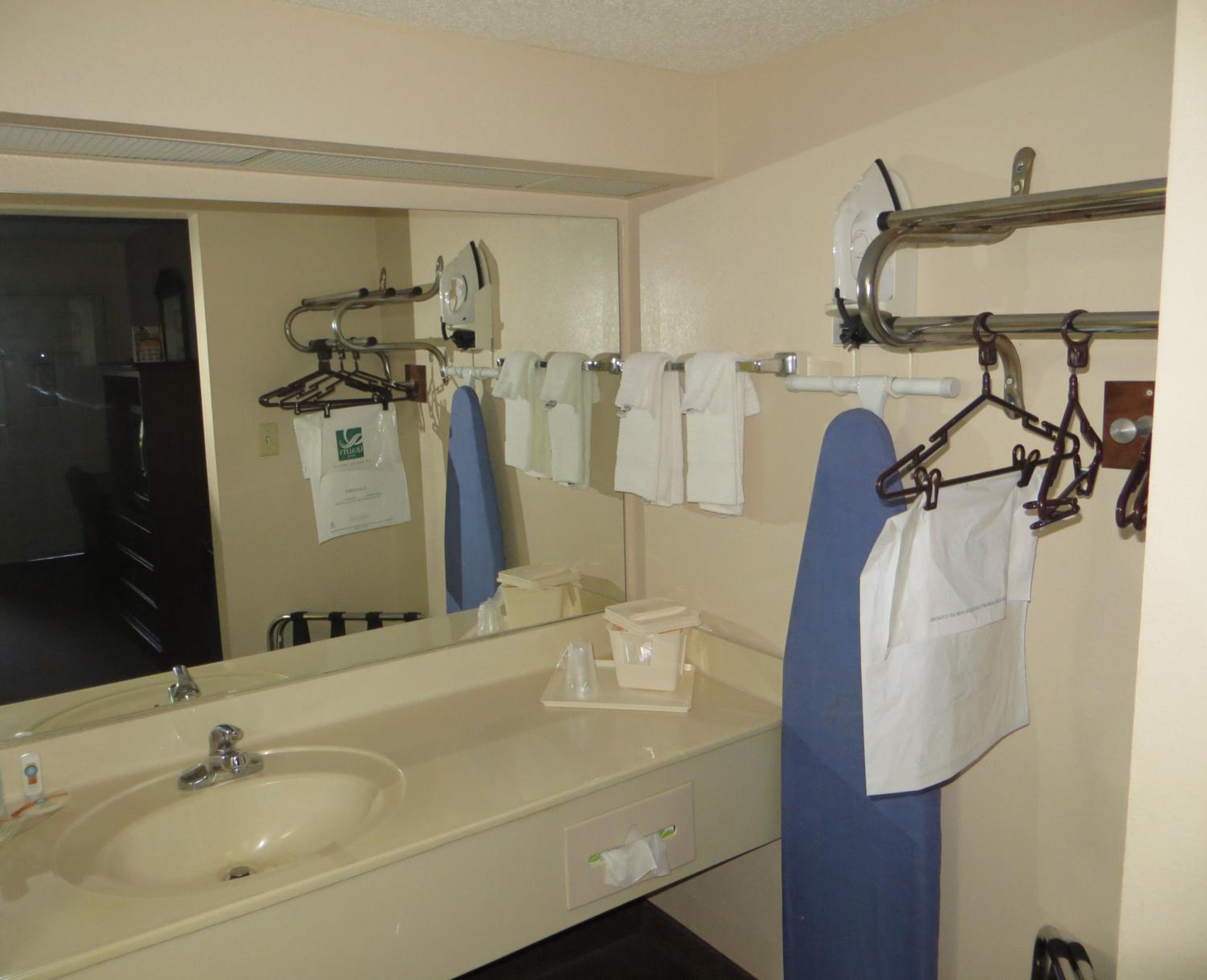 Knoxville Vacations - Travelodge by Wyndham Knoxville East - Property Image 5