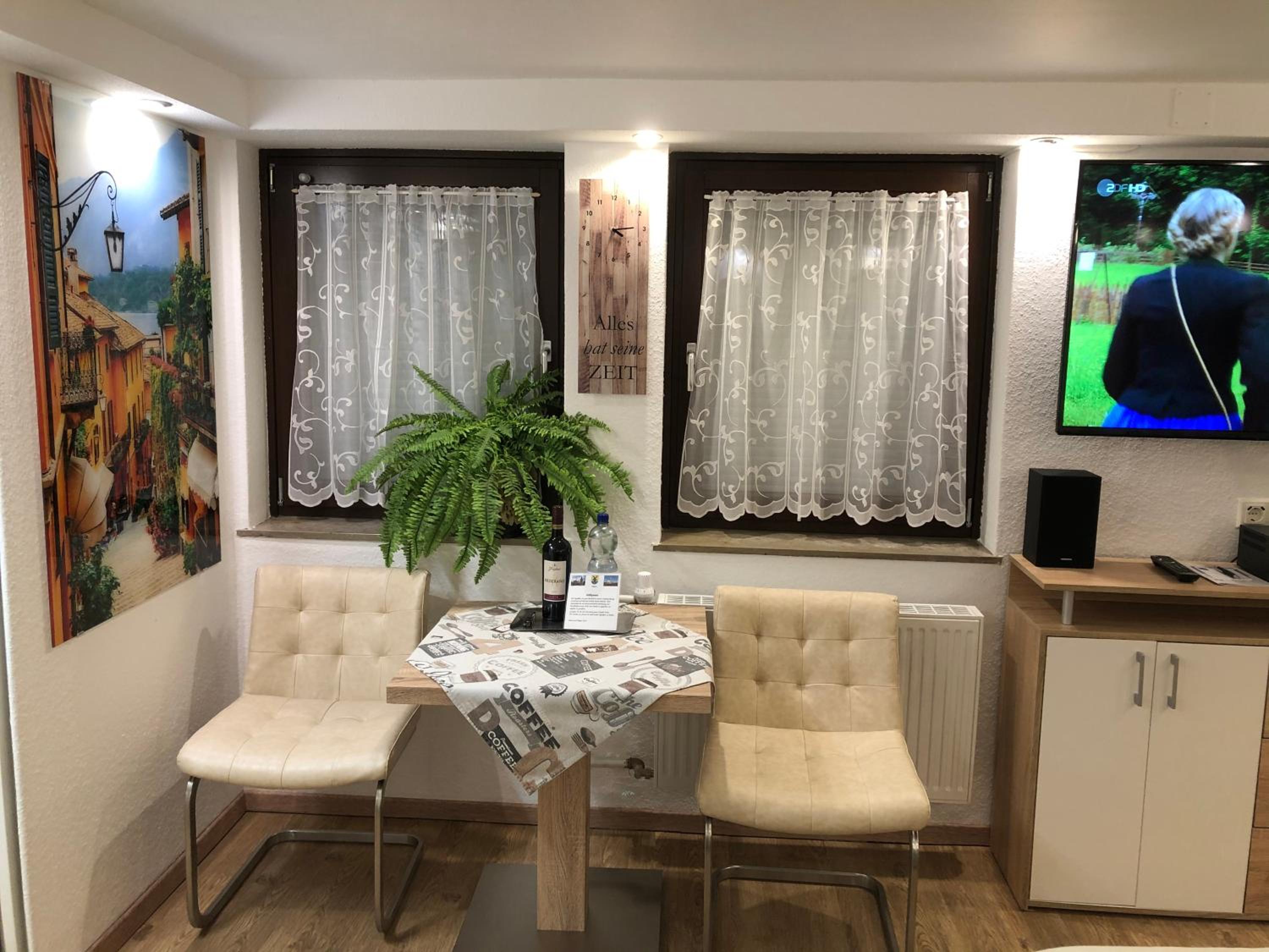 Ferienwohnung Apartment Dettum mit eigenem Bad, Kochnische und Wintergarten