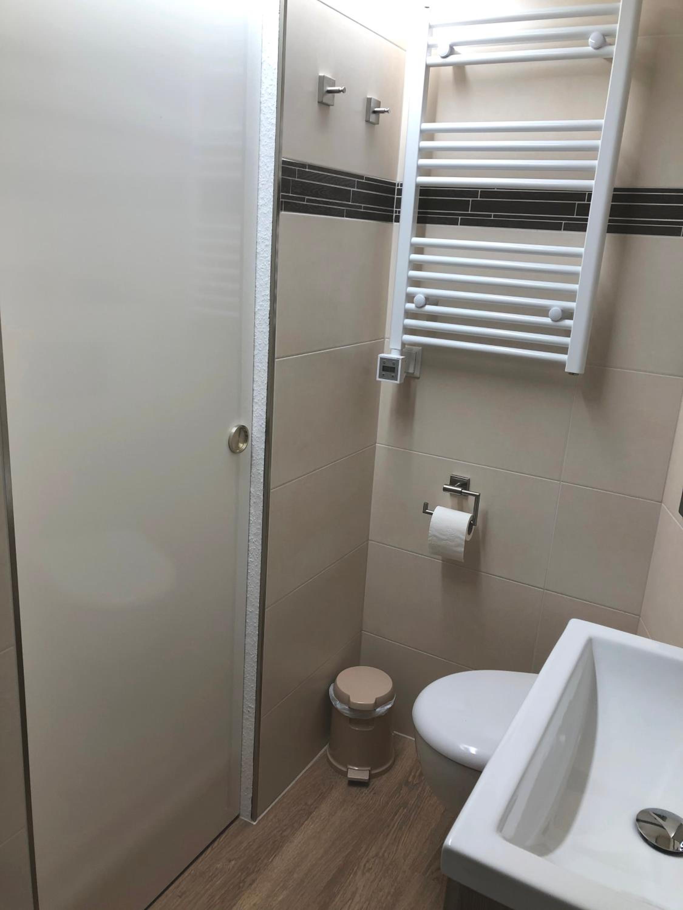Ferienwohnung Apartment Dettum mit eigenem Bad, Kochnische und Wintergarten