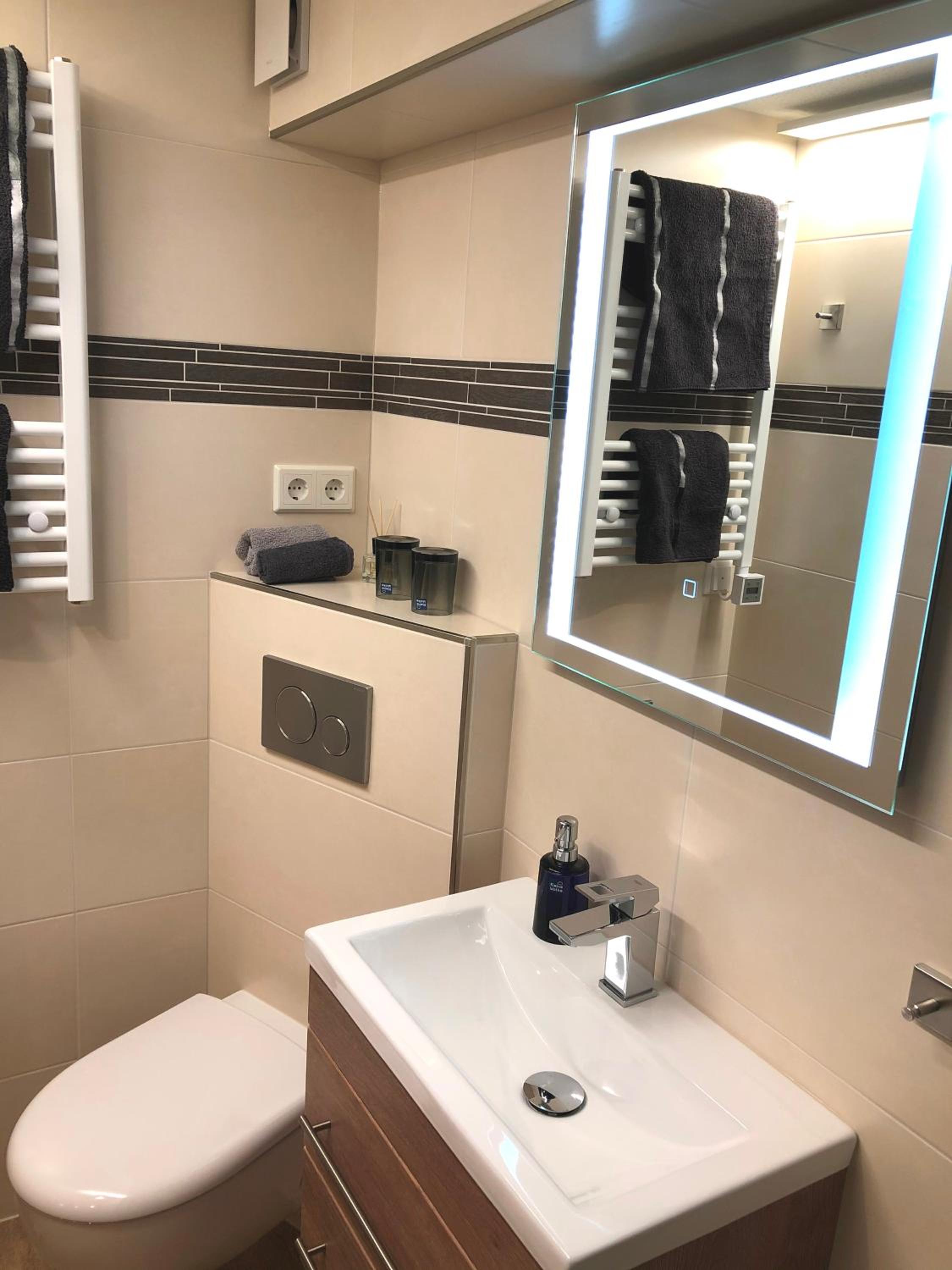 Ferienwohnung Apartment Dettum mit eigenem Bad, Kochnische und Wintergarten