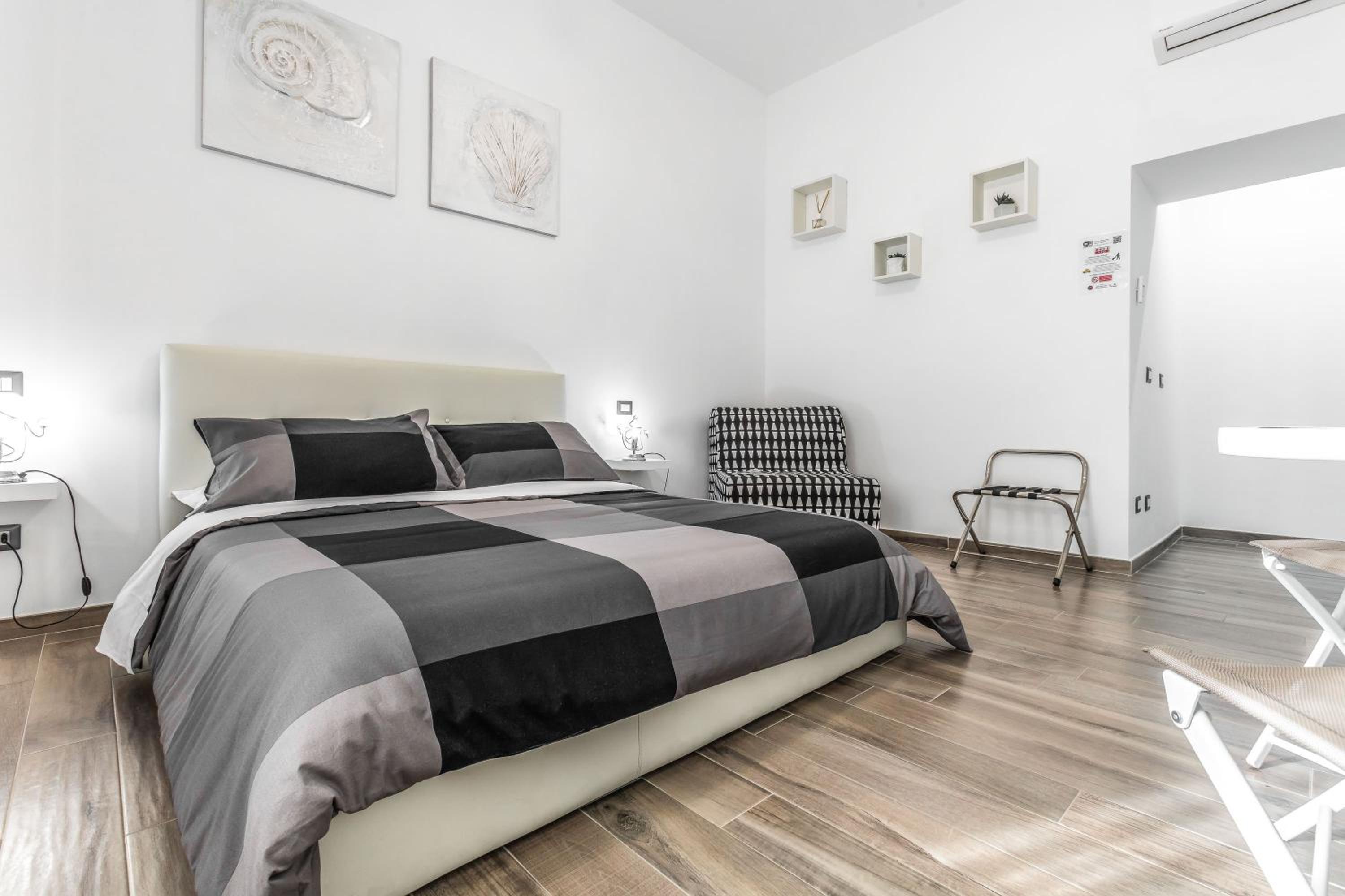 Scirocco Rooms en Civitavecchia — bedroom