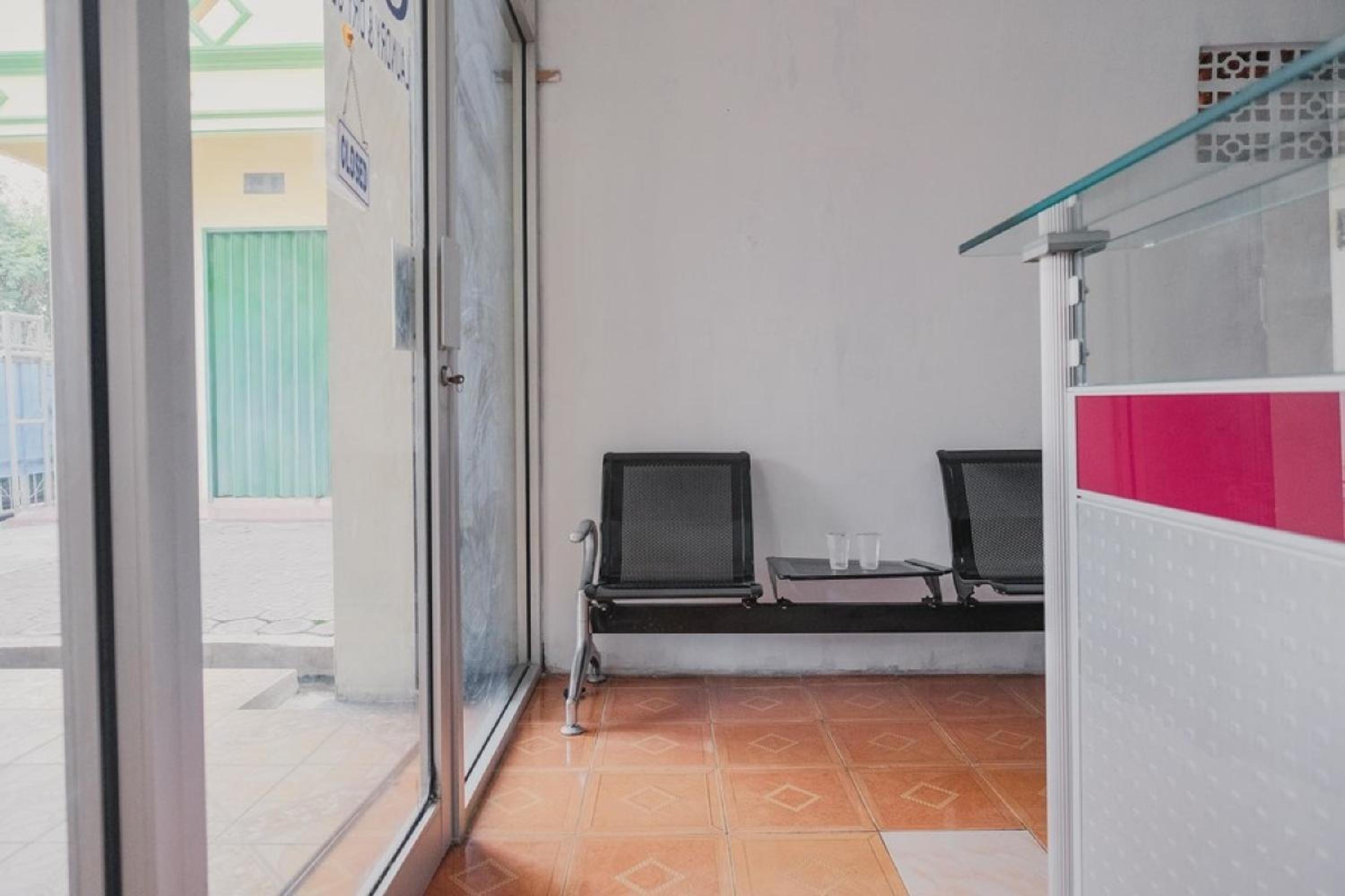 RedDoorz Syariah near Stadion Maulana Yusuf view 2