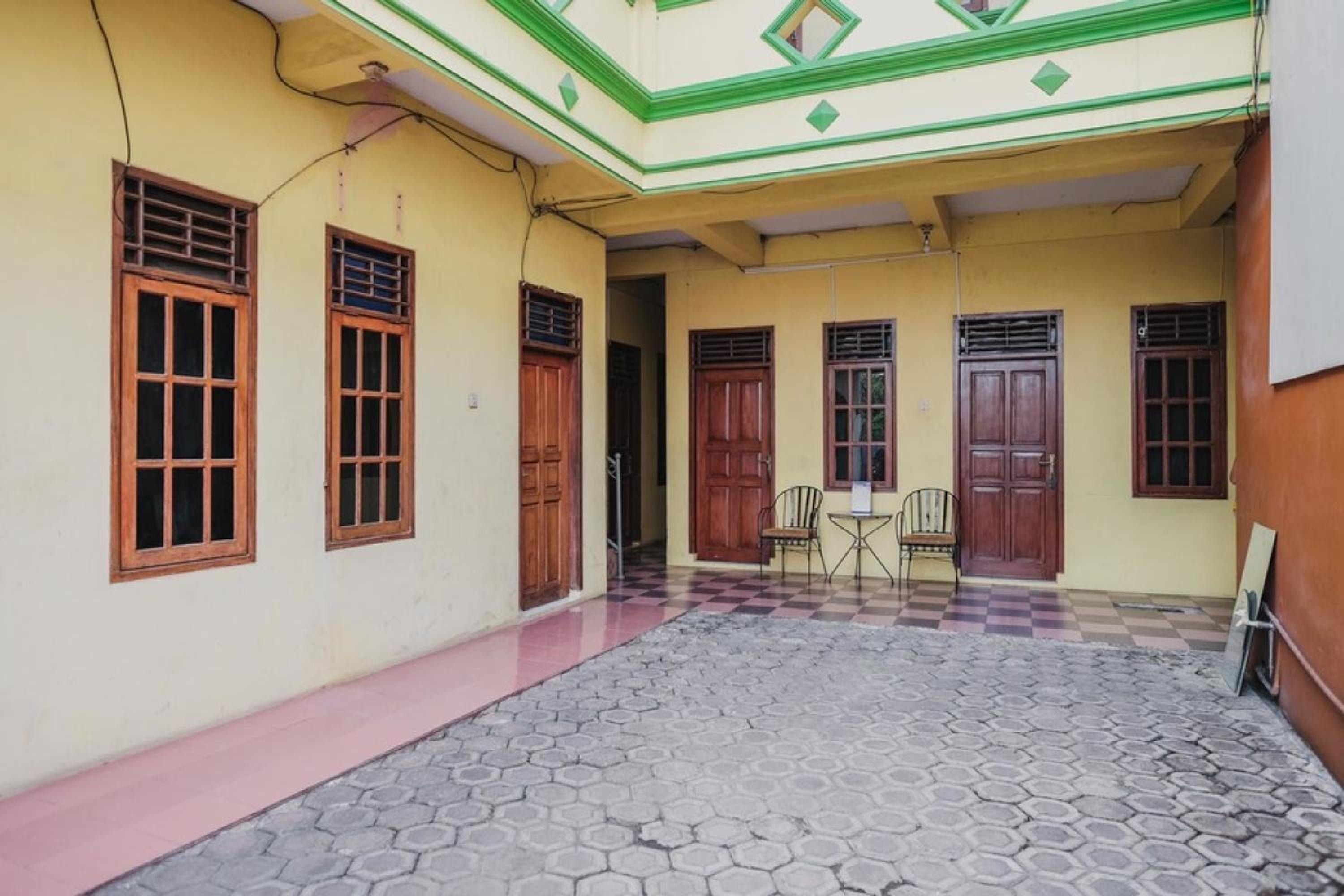 RedDoorz Syariah near Stadion Maulana Yusuf view 3