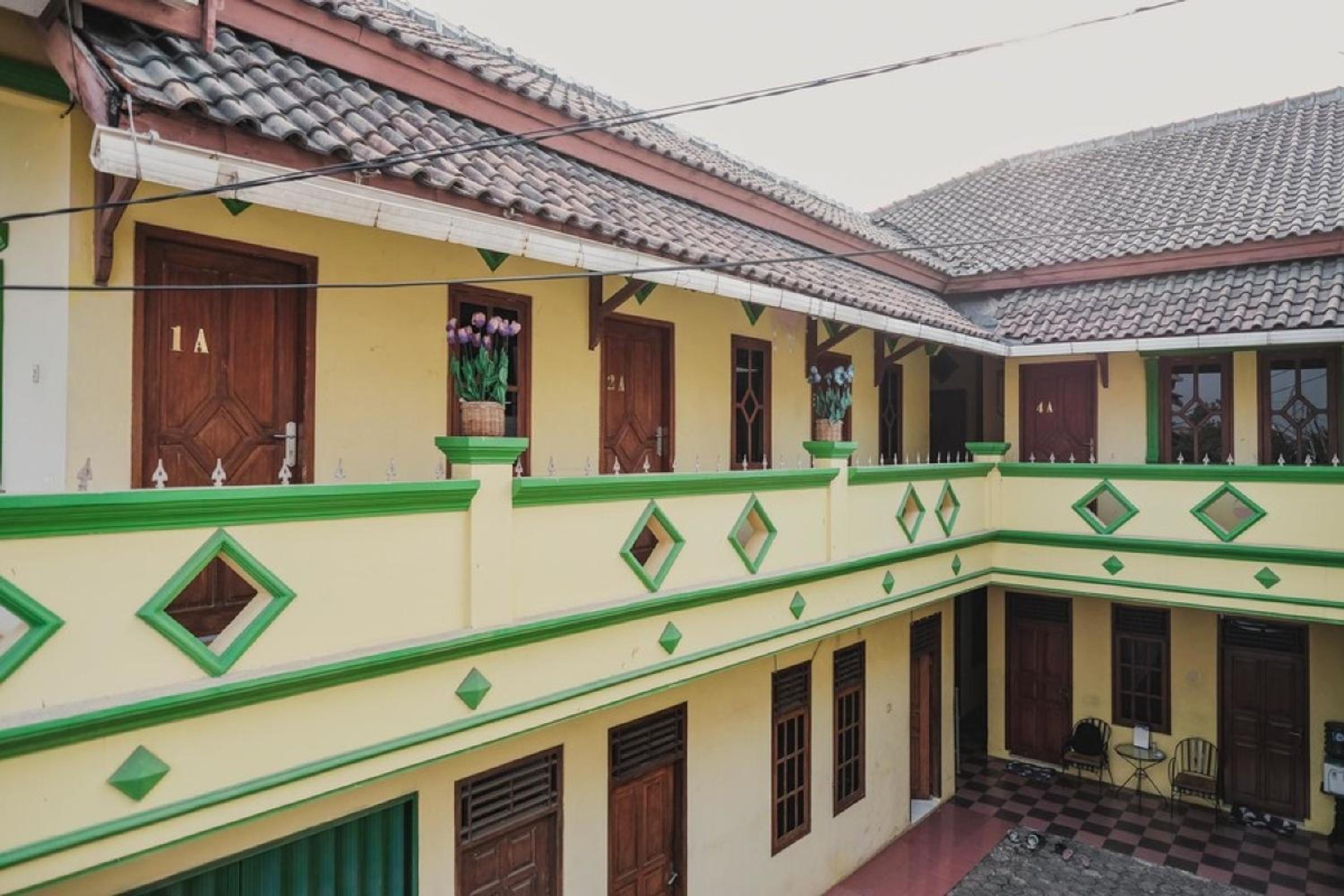 RedDoorz Syariah near Stadion Maulana Yusuf view 4
