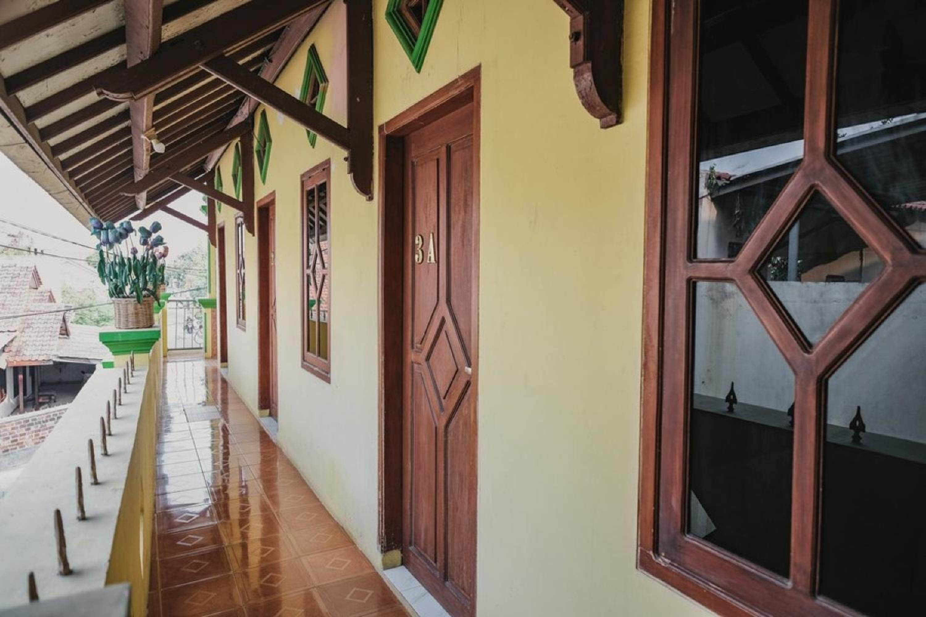 RedDoorz Syariah near Stadion Maulana Yusuf view 5
