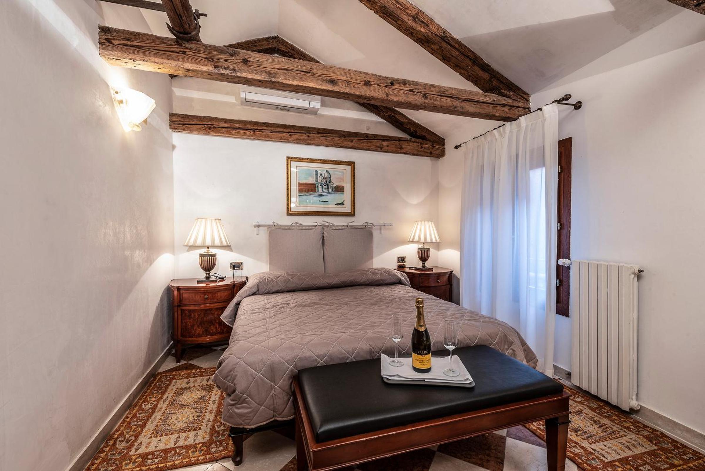Anzolo Palace - Rooms & Apartments