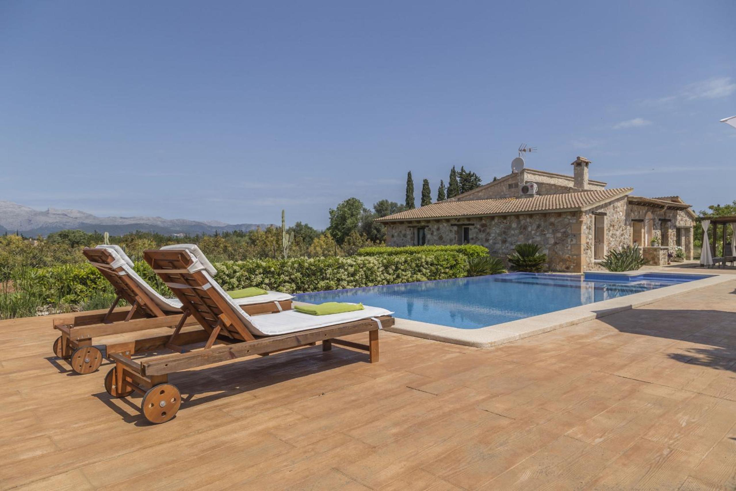 Villa Es Moya des Pins view 3