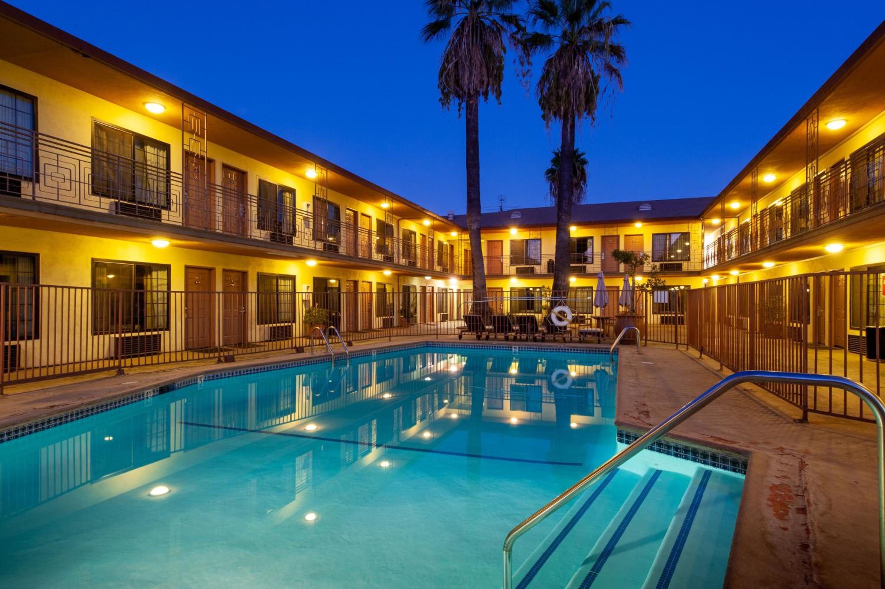 Studio City Court Yard Hotel - Image 5