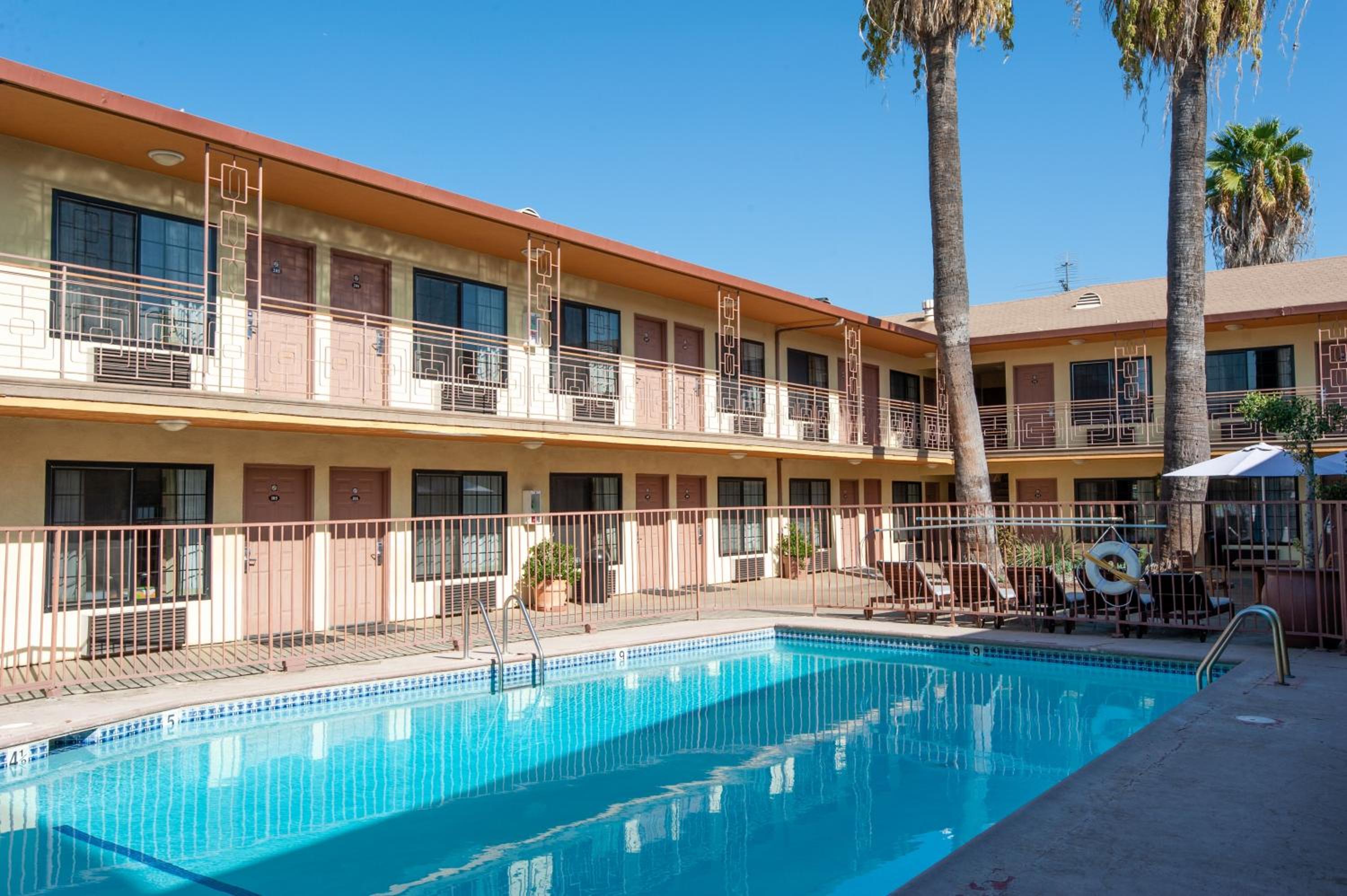 Studio City Court Yard Hotel - Image 4