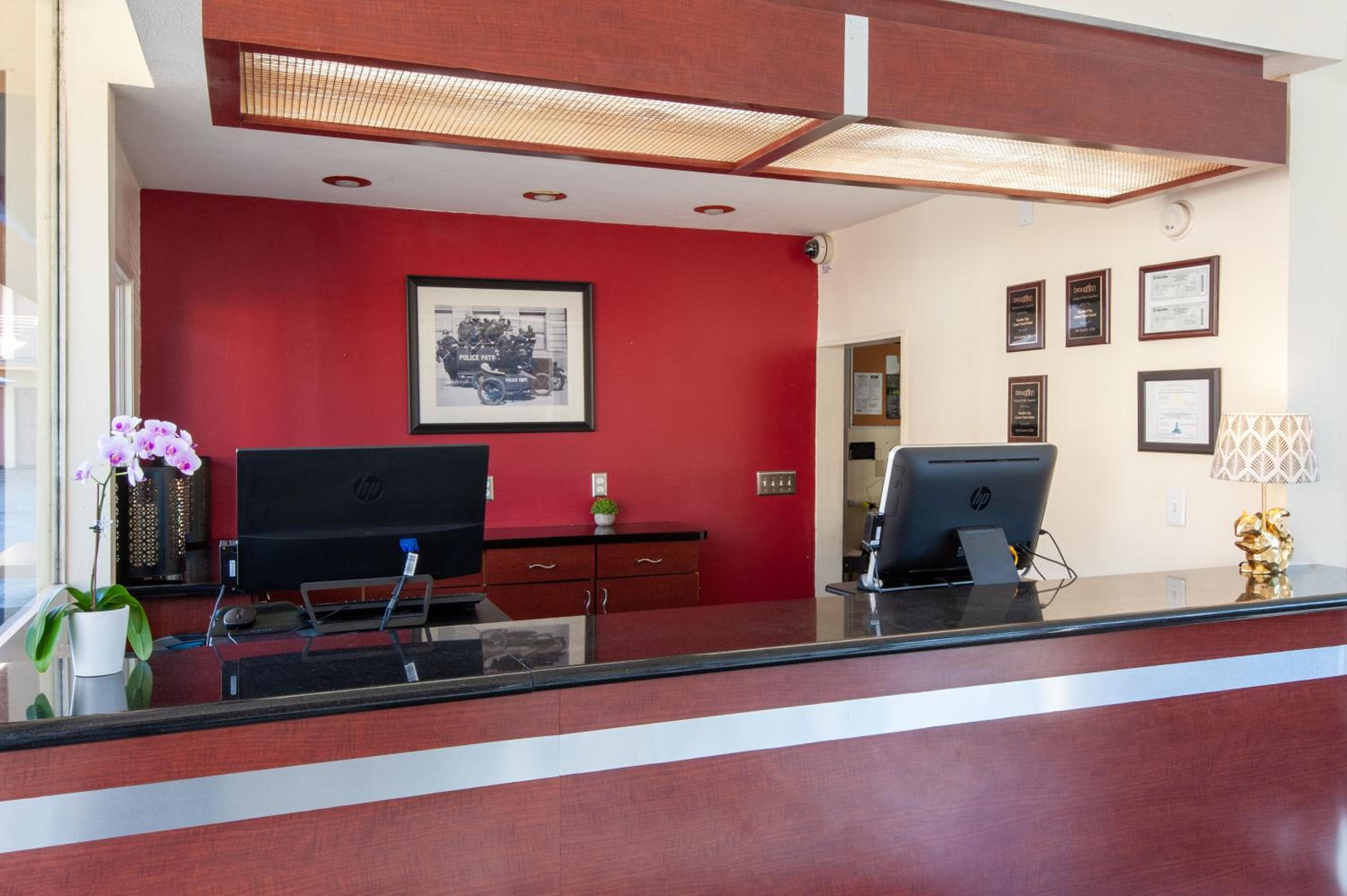 Studio City Court Yard Hotel - Image 2