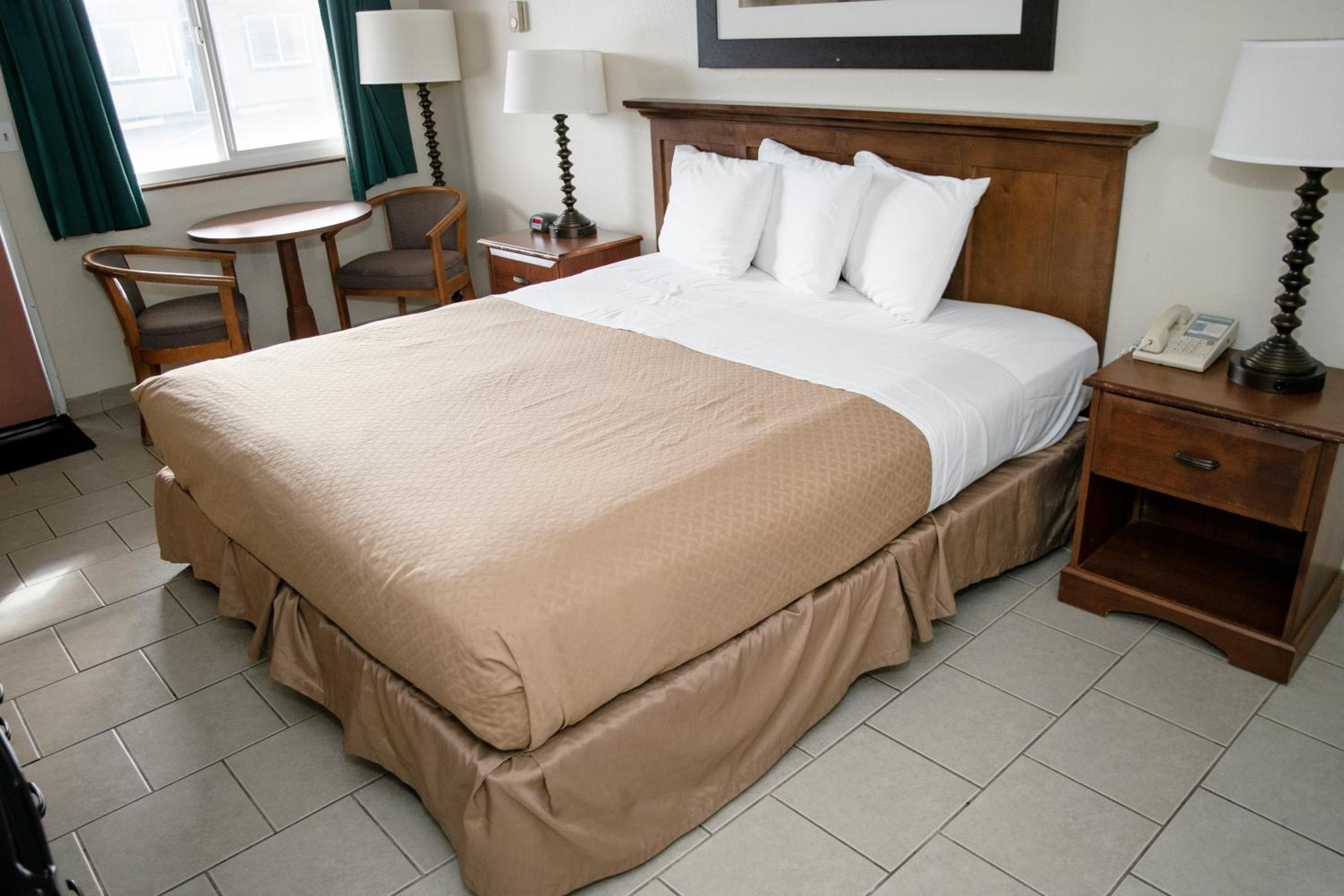 Crescent City Vacations - Pacific Inn - Property Image 2
