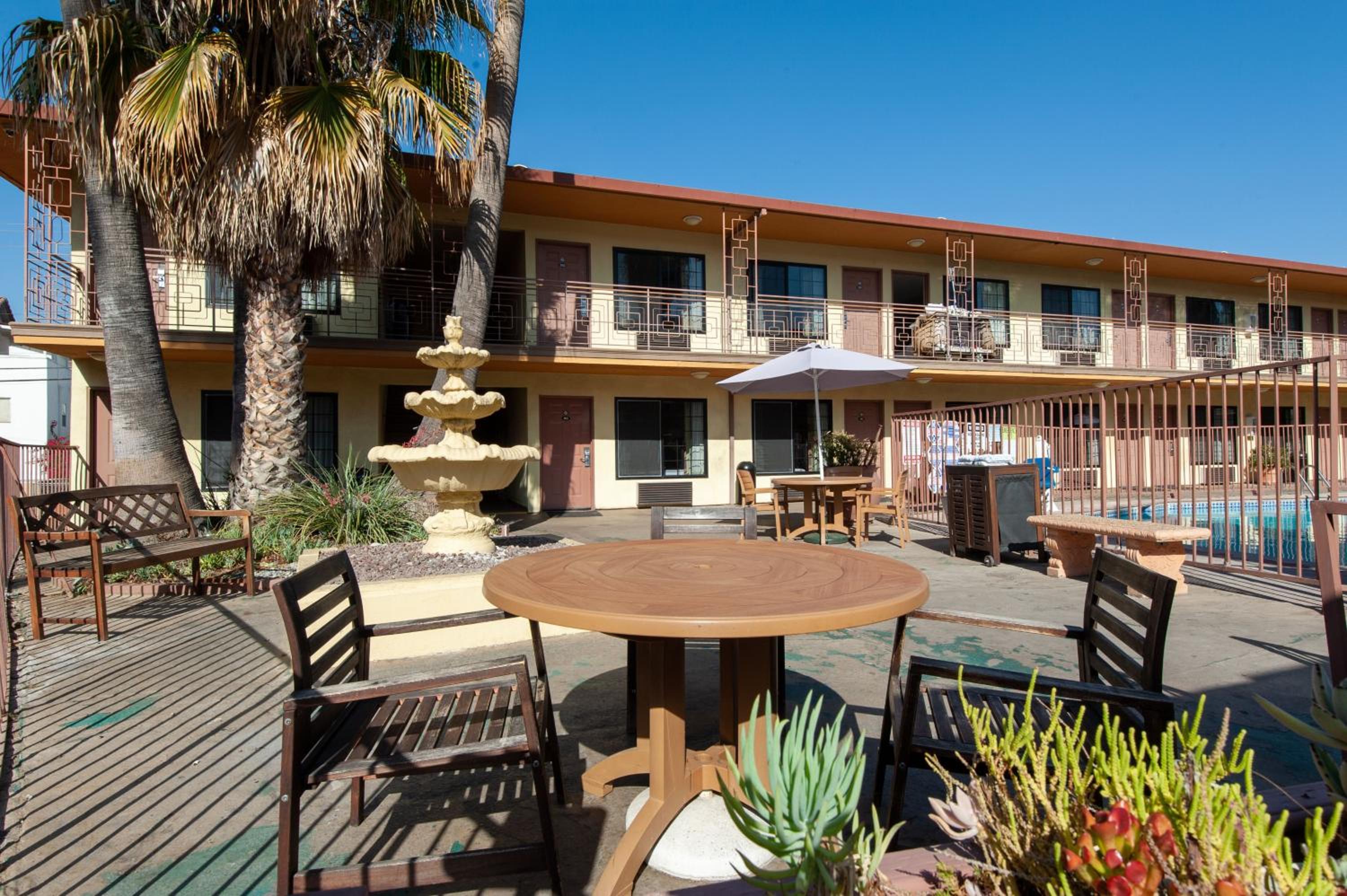 Studio City Court Yard Hotel - Image 3