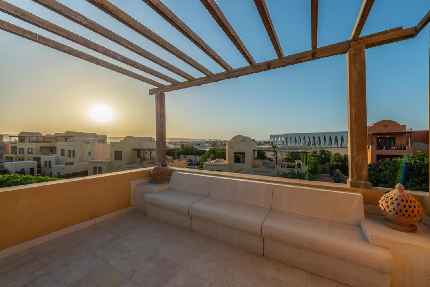 Beautiful Cosy 3 bedroom townhouse in South Marina view 2