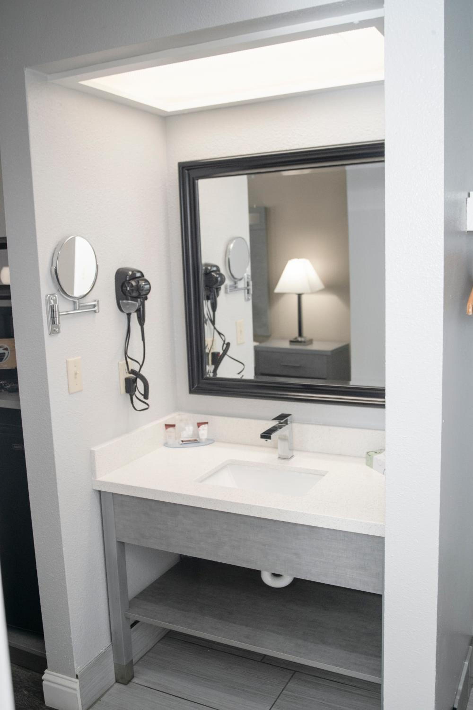 Anchor Beach Inn