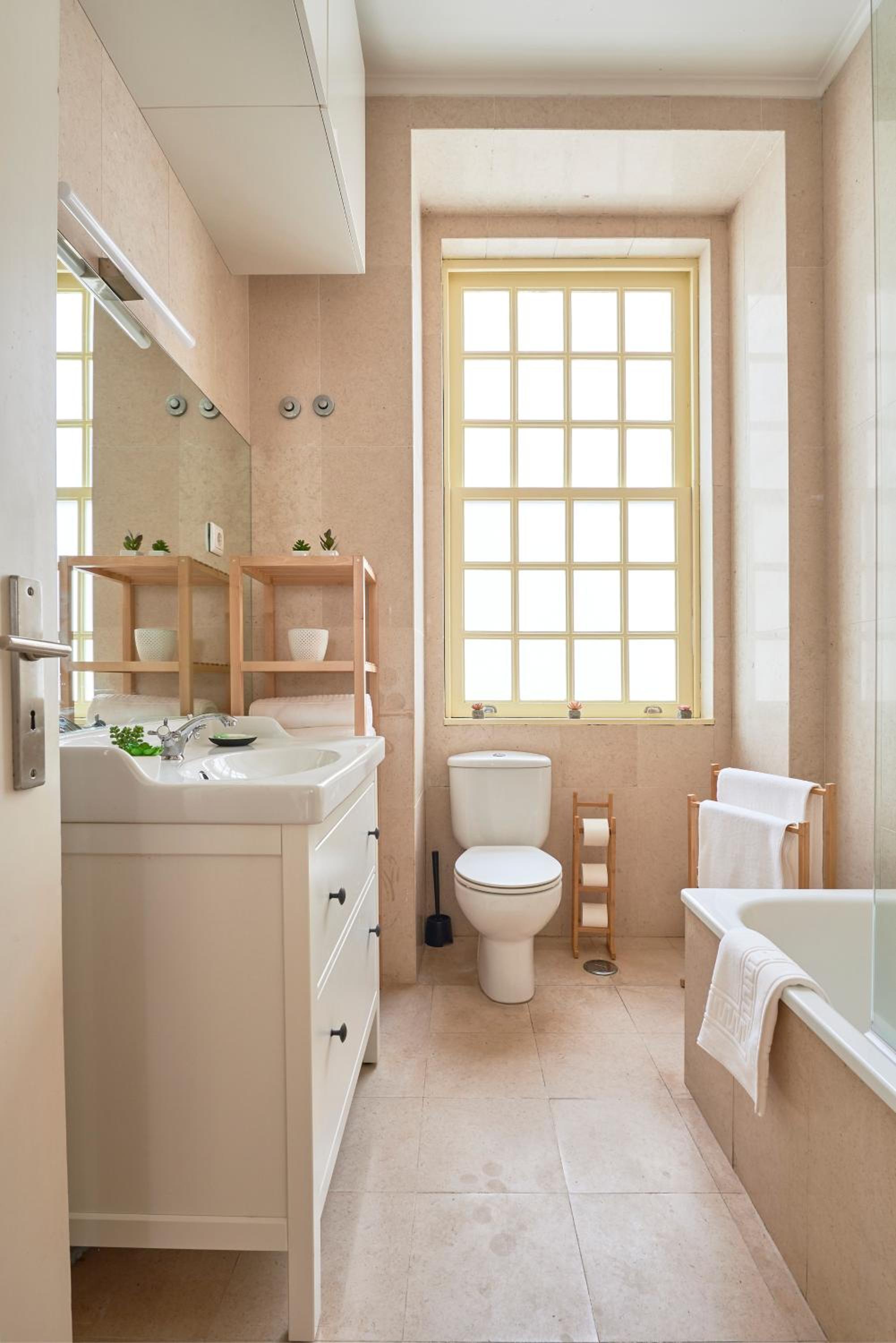 Spacious Apartment in the Perfect Lisbon Location, By TimeCooler view 2