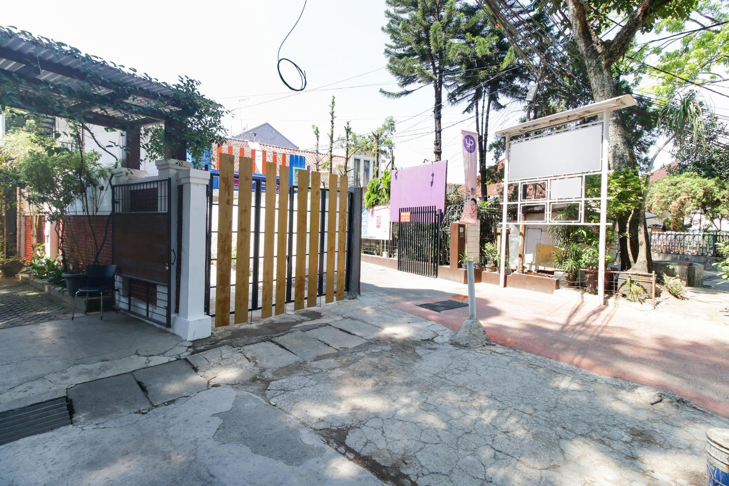 RedDoorz near Riau Junction Mall 2 view 2