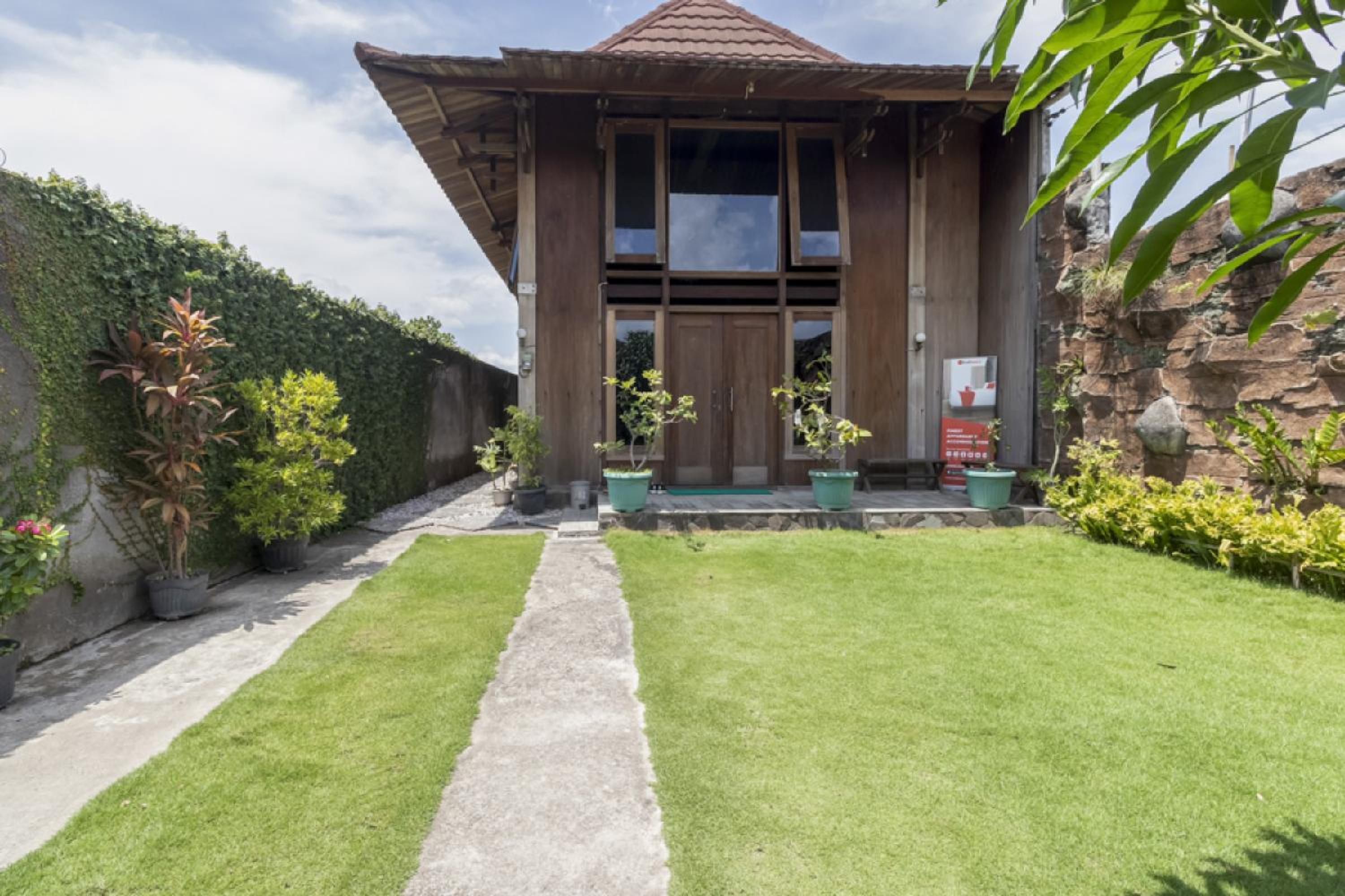 RedDoorz at Omah Kayu Homestay Yogyakarta view 2
