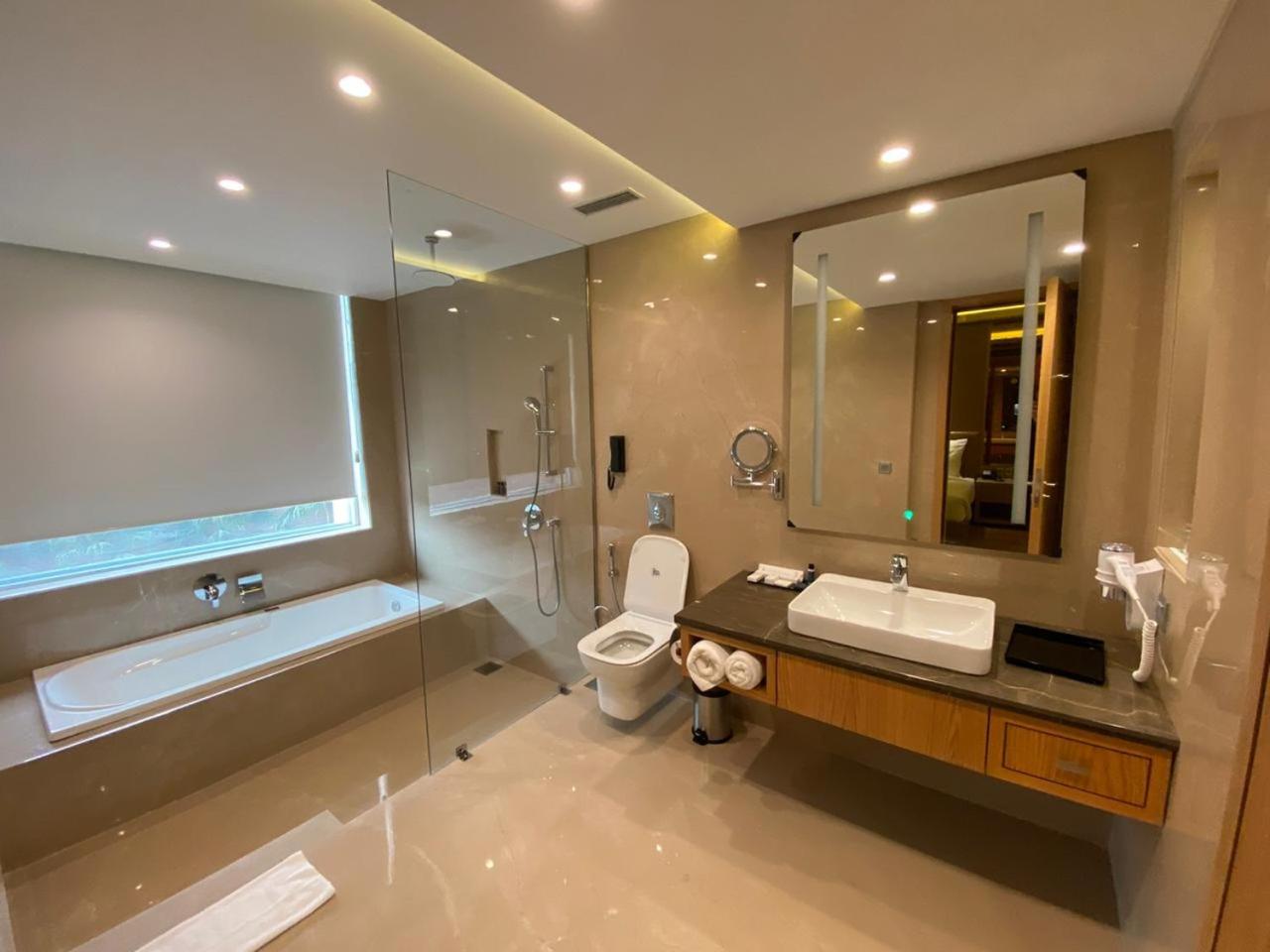 NIRVANA Luxury Hotel l Ludhiana view 3