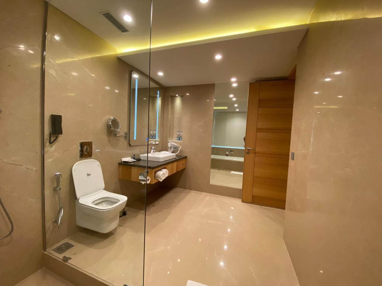 NIRVANA Luxury Hotel l Ludhiana view 4