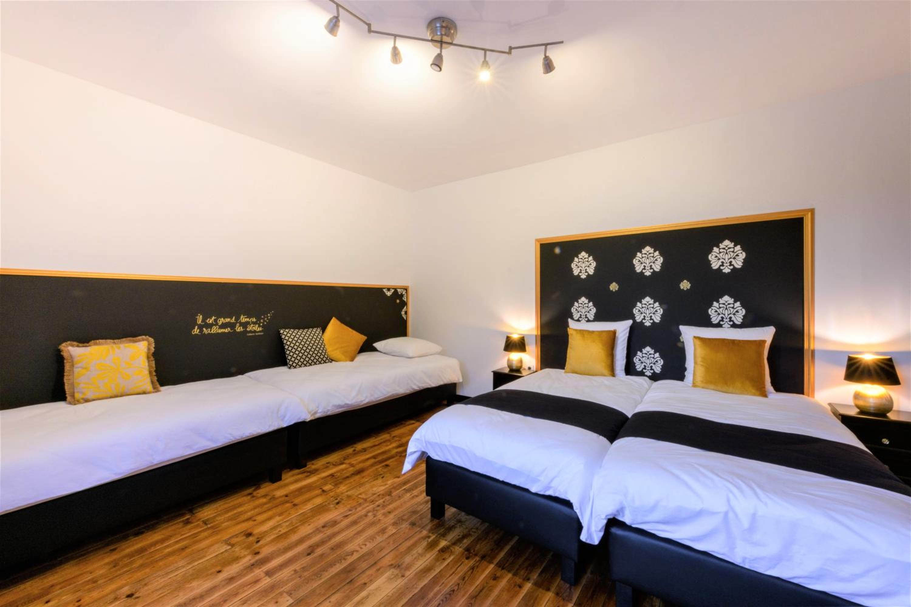 Zythogite, 23 personnes, 9 chambres, 6 salles de bain, bbq, jacuzzi, jardin, billard