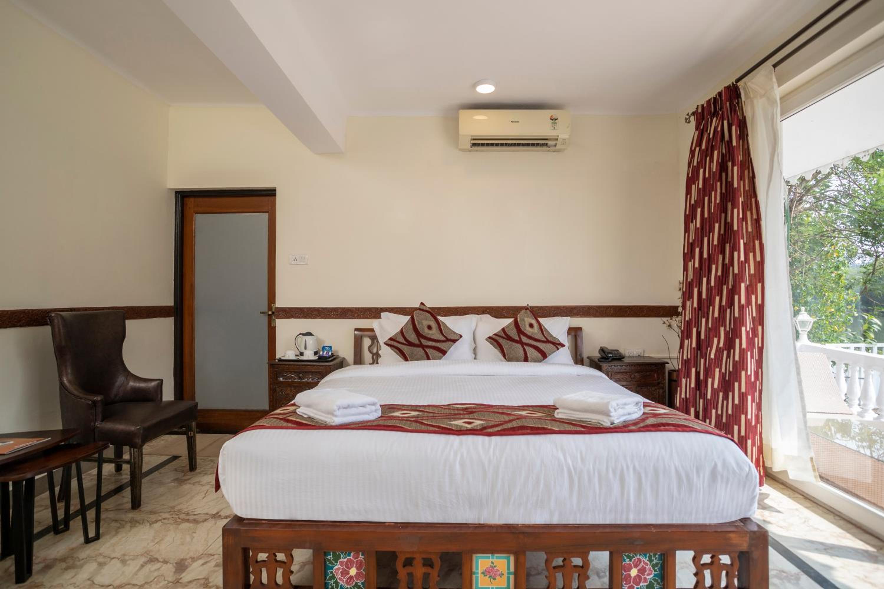 Stone Wood Riverfront Resort, Siolim