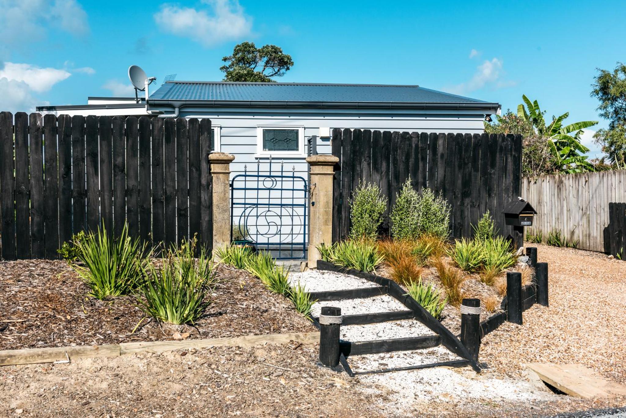 Pohutukawa Cottage, Waiheke Island view 5