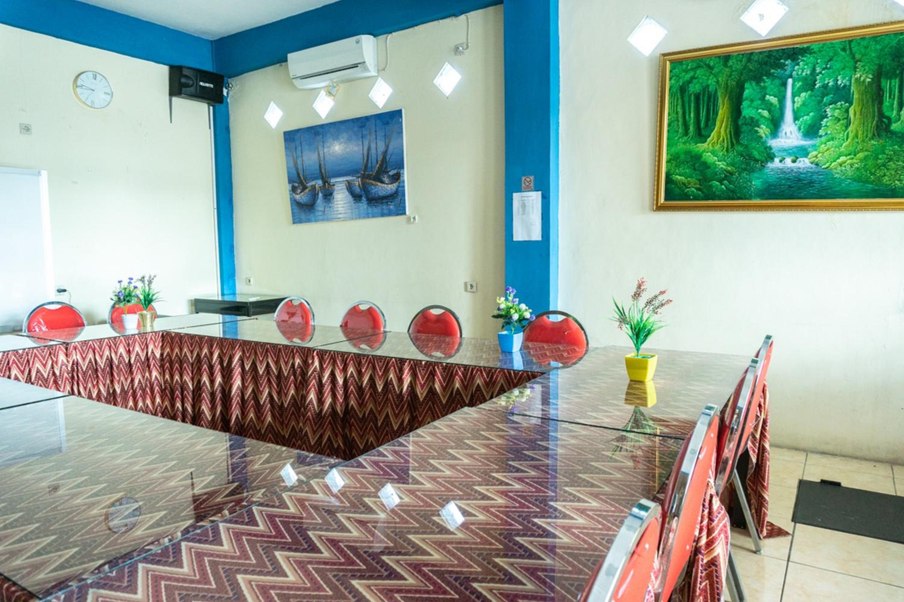 RedDoorz near H. Hasan Aroeboesman Airport view 3