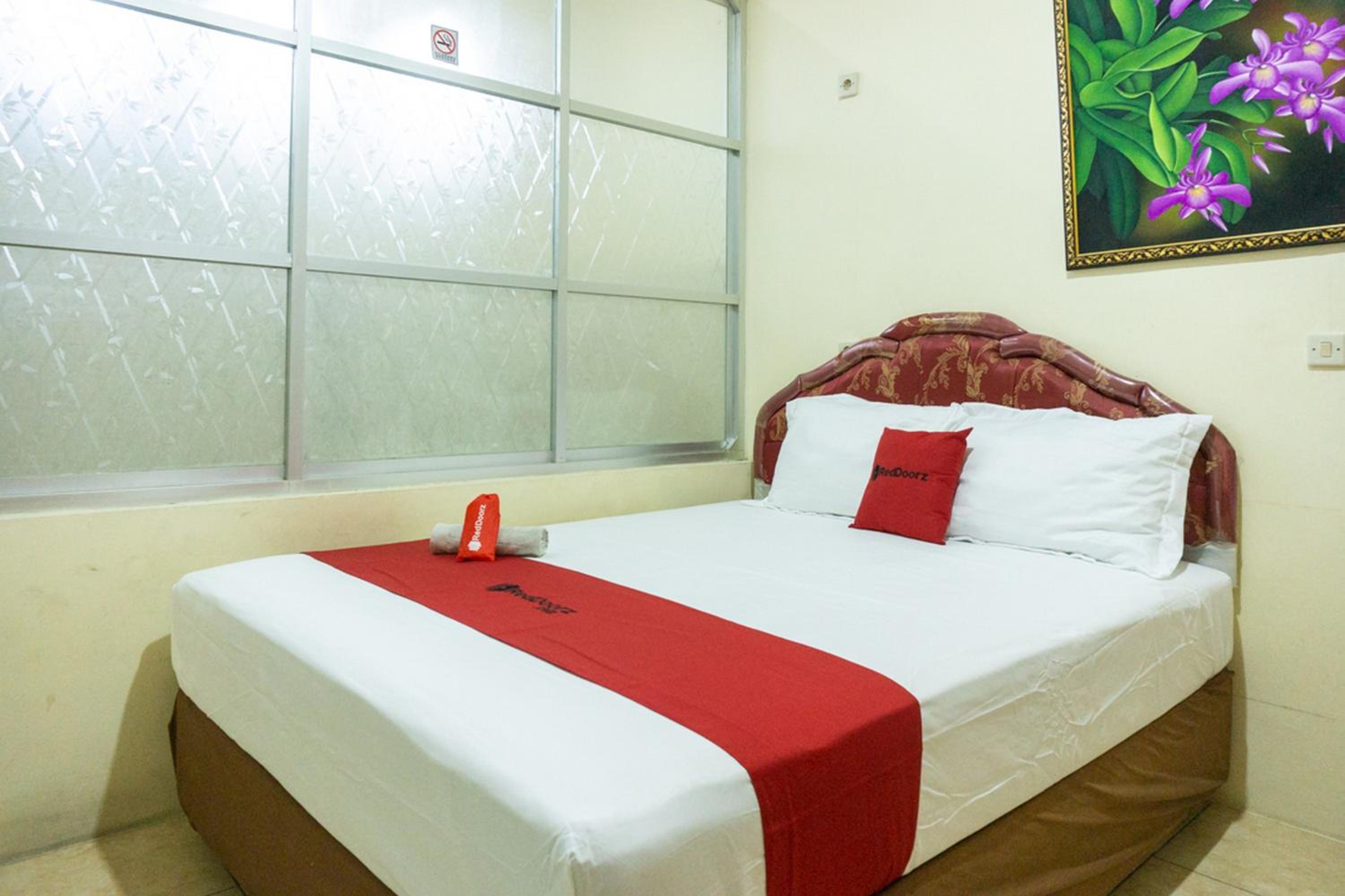 RedDoorz near H. Hasan Aroeboesman Airport view 5