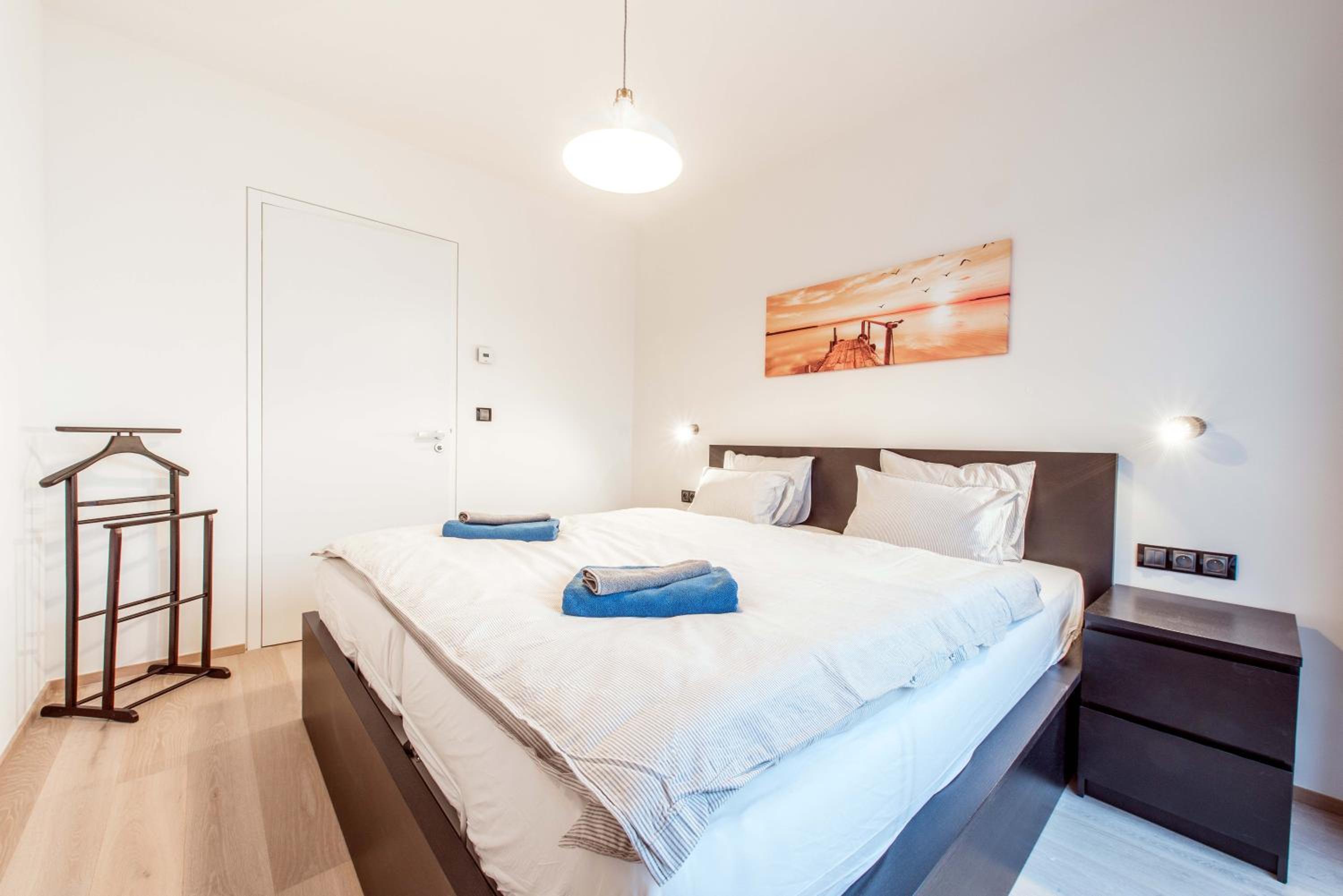 Quiet & new apartment near city center with garage